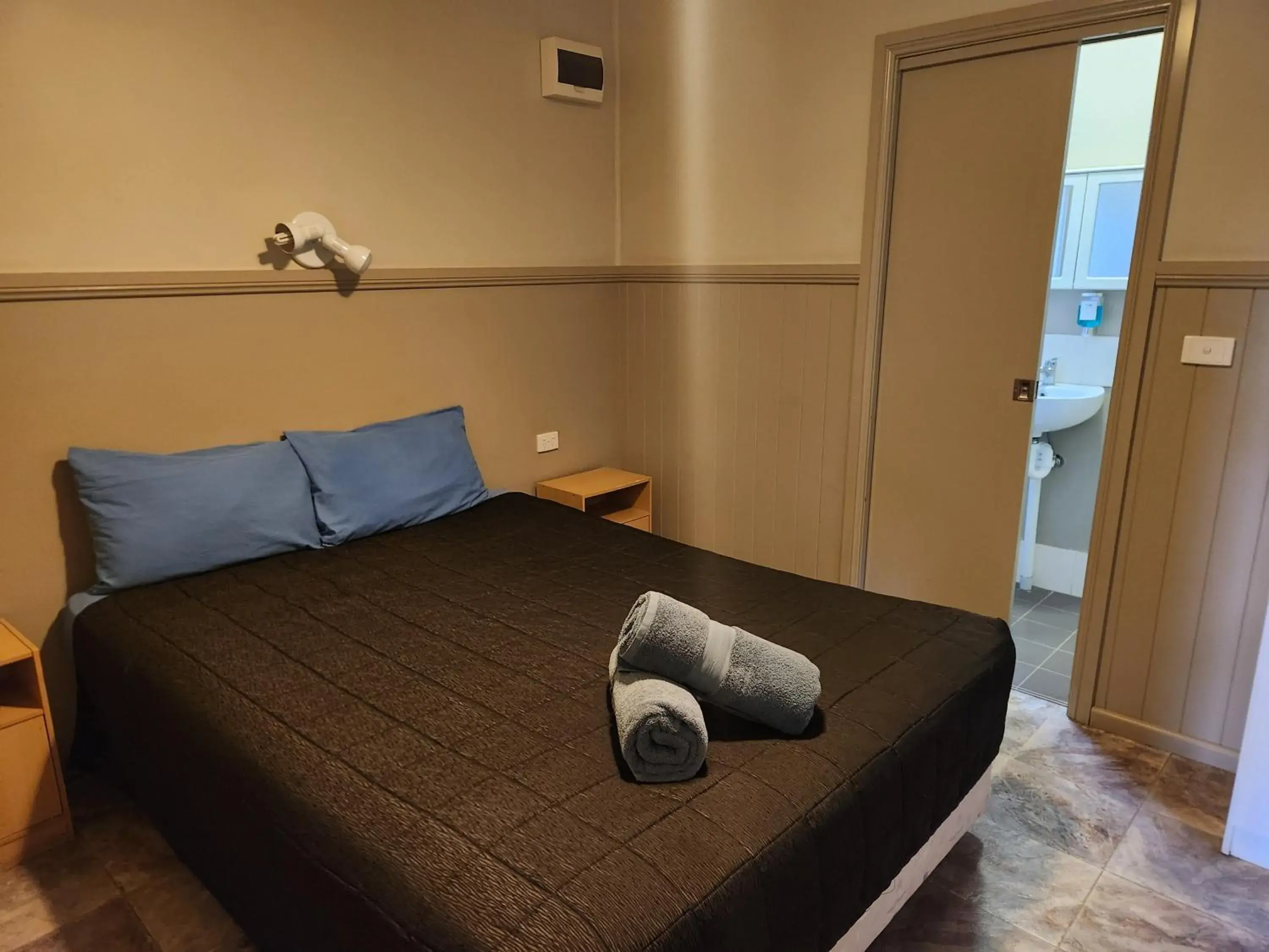 Two Room Superior Ensuite Cabin in Narrabri Motel and Caravan Park Two Room Superior Ensuite Cabin in Narrabri Motel and Caravan Park