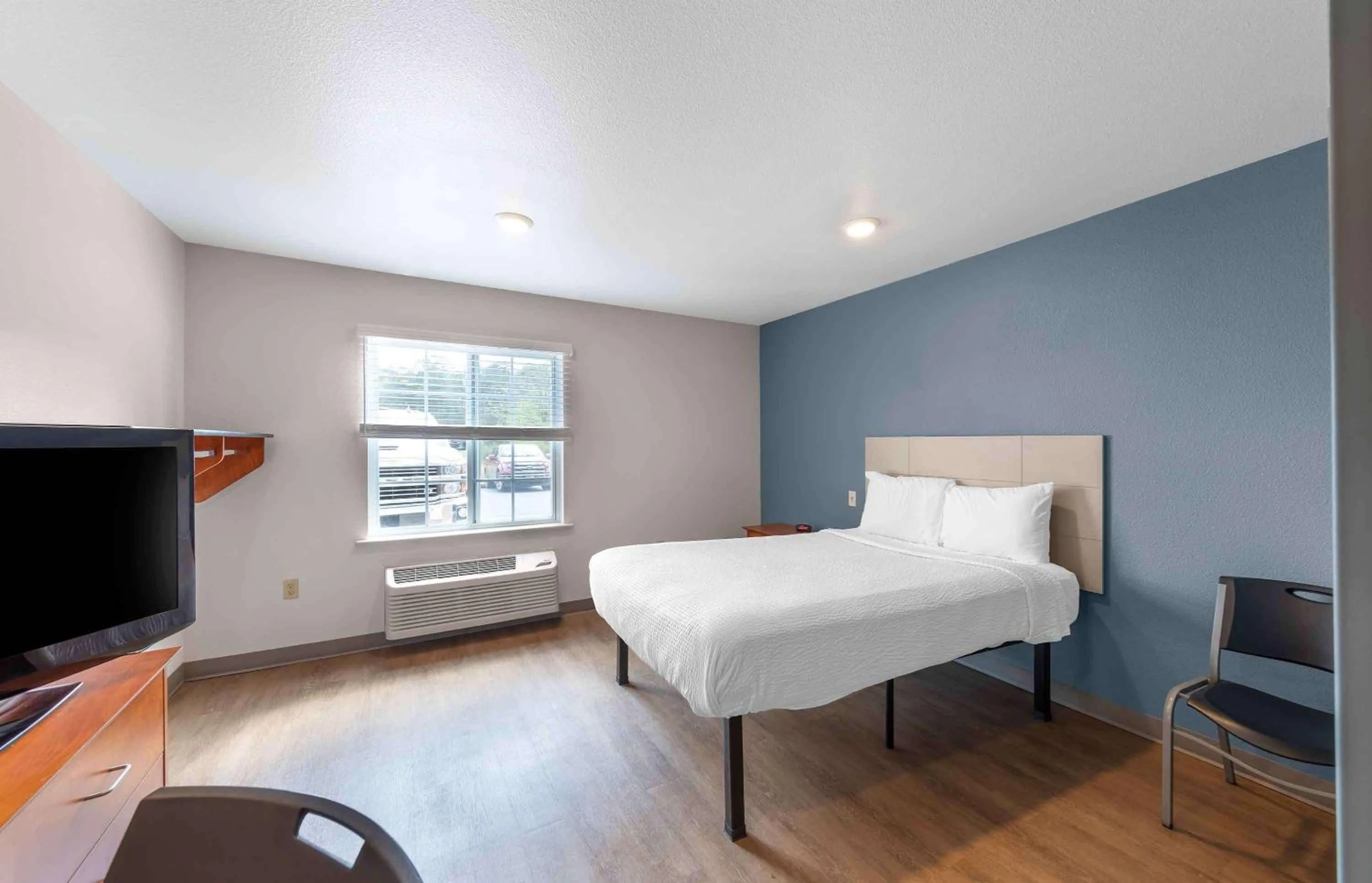 Bedroom, Bed in Extended Stay America Select Suites - Birmingham - Bessemer