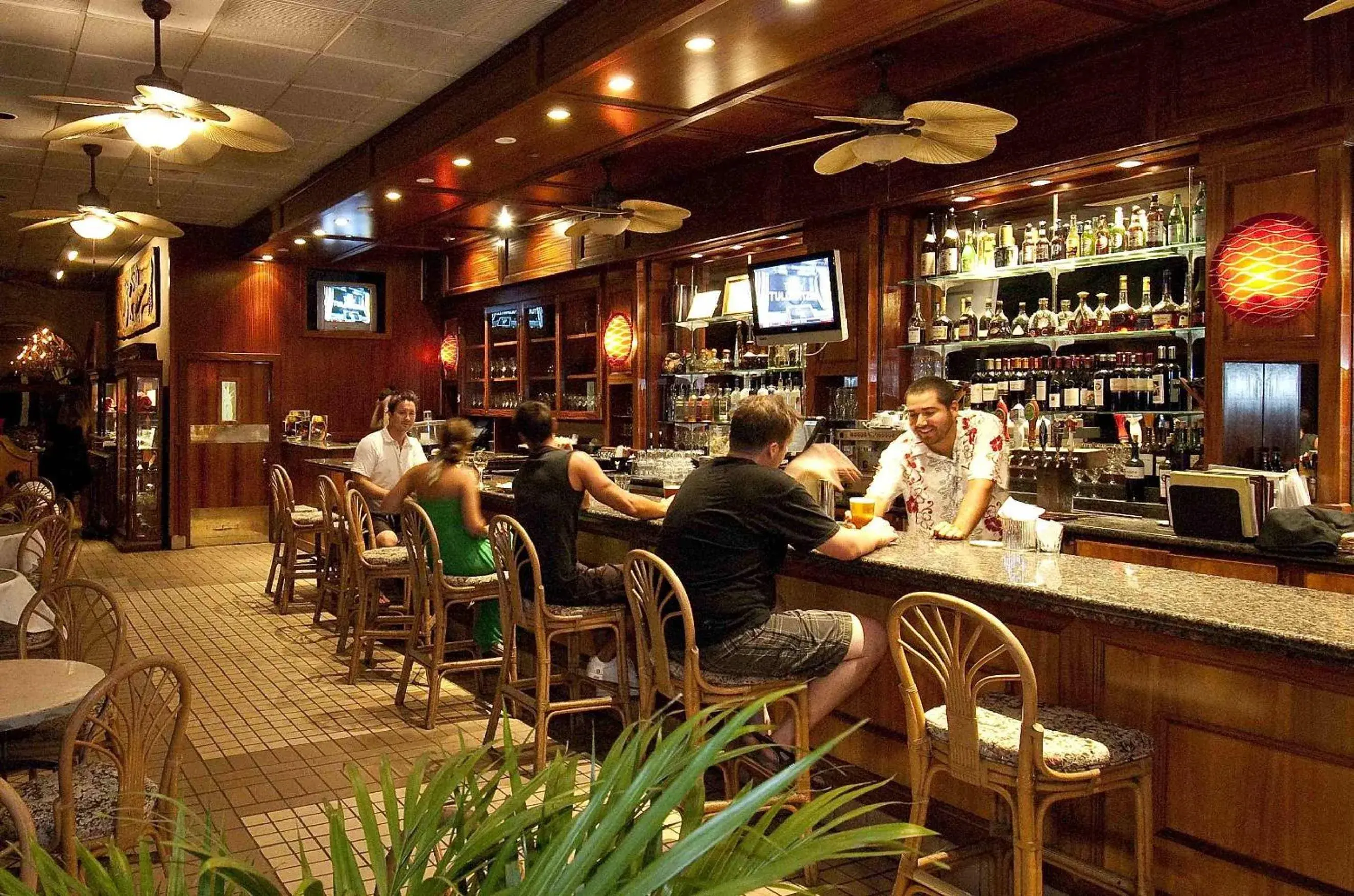 Lounge or bar in Mana Kai Maui - Official Onsite Rental Company Lounge or bar in Mana Kai Maui - Official Onsite Rental Company