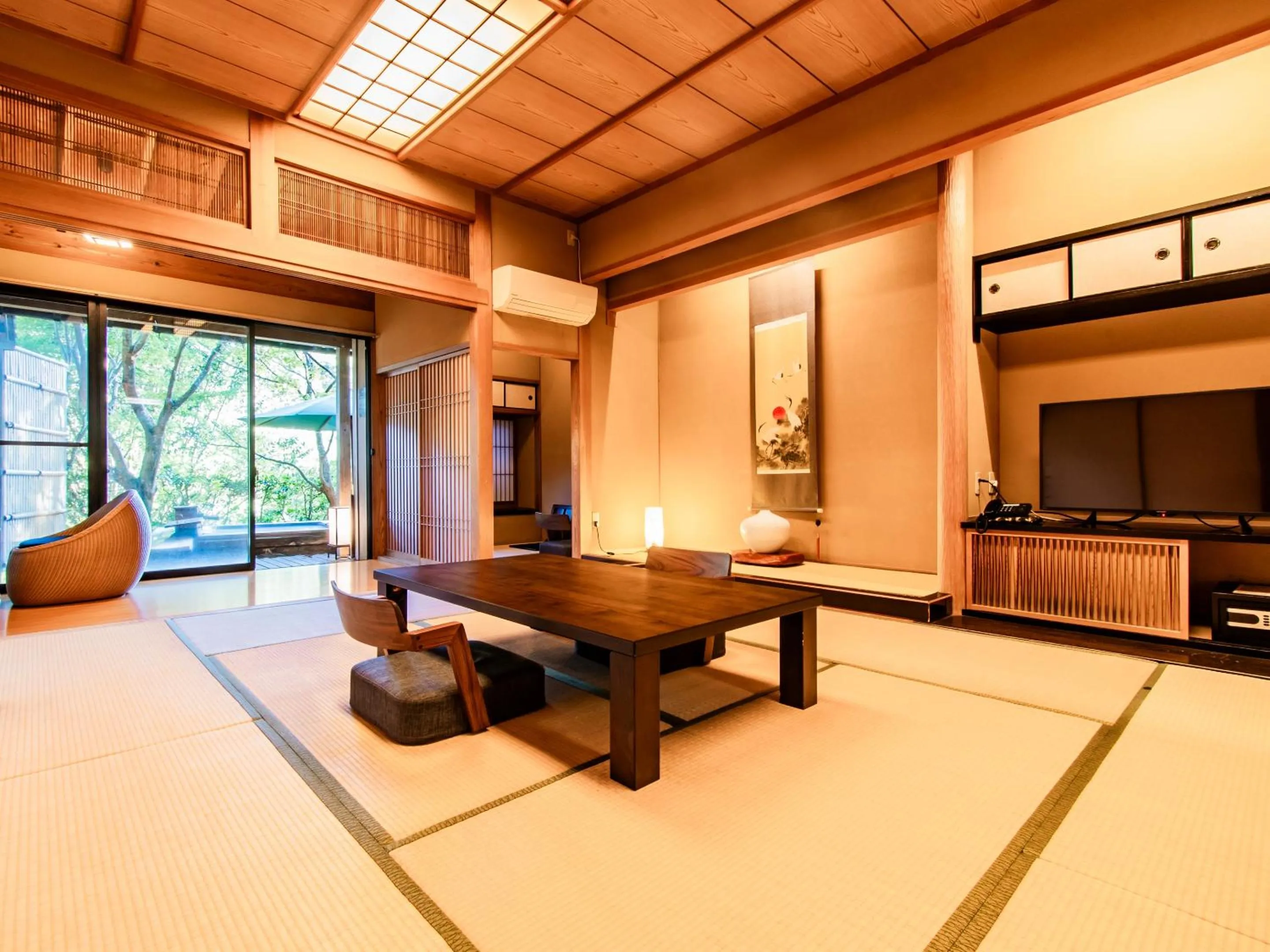 Photo of the whole room in Kirishima Momijidani Seiryuso