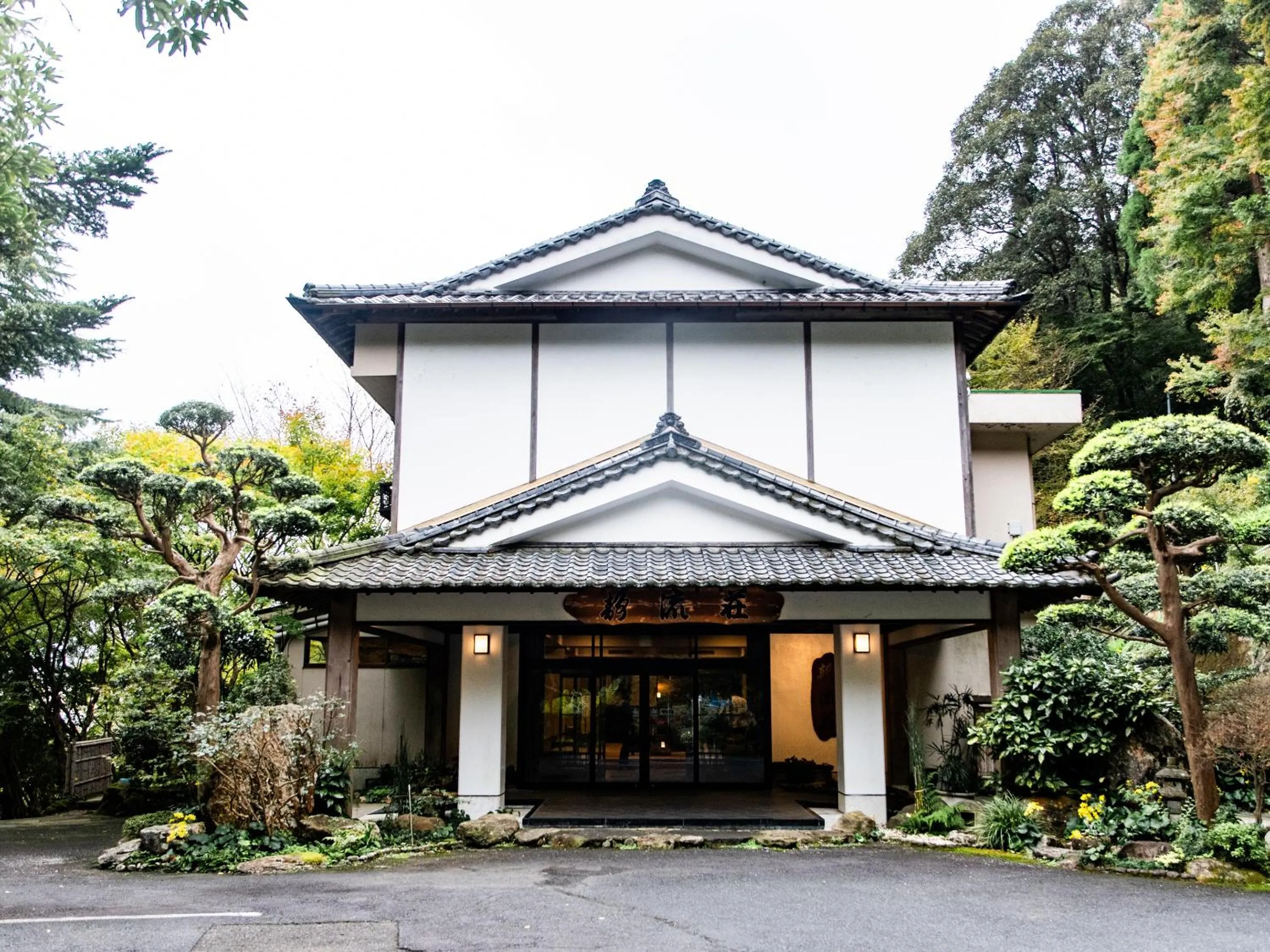 Property building in Kirishima Momijidani Seiryuso