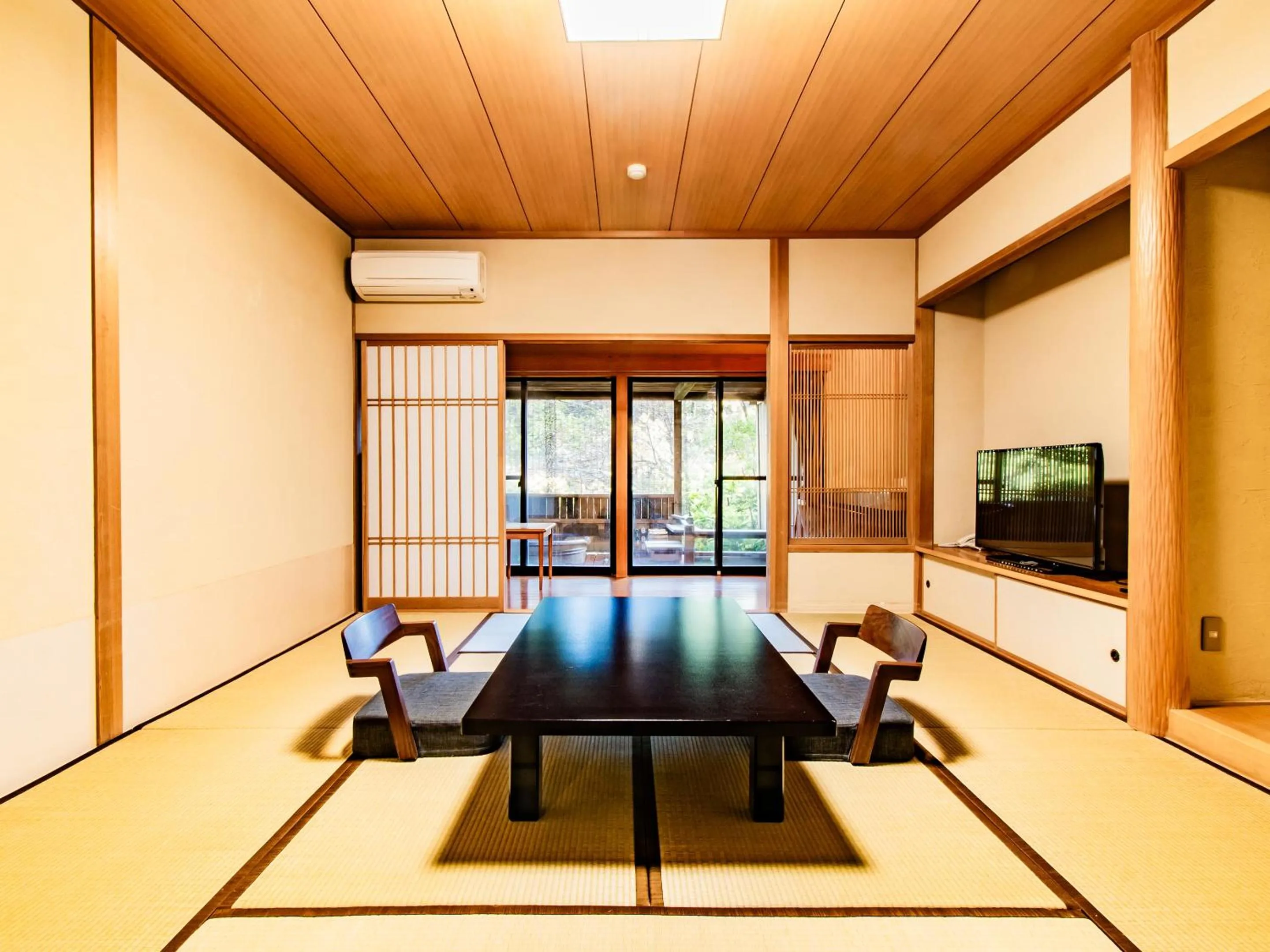 Photo of the whole room in Kirishima Momijidani Seiryuso