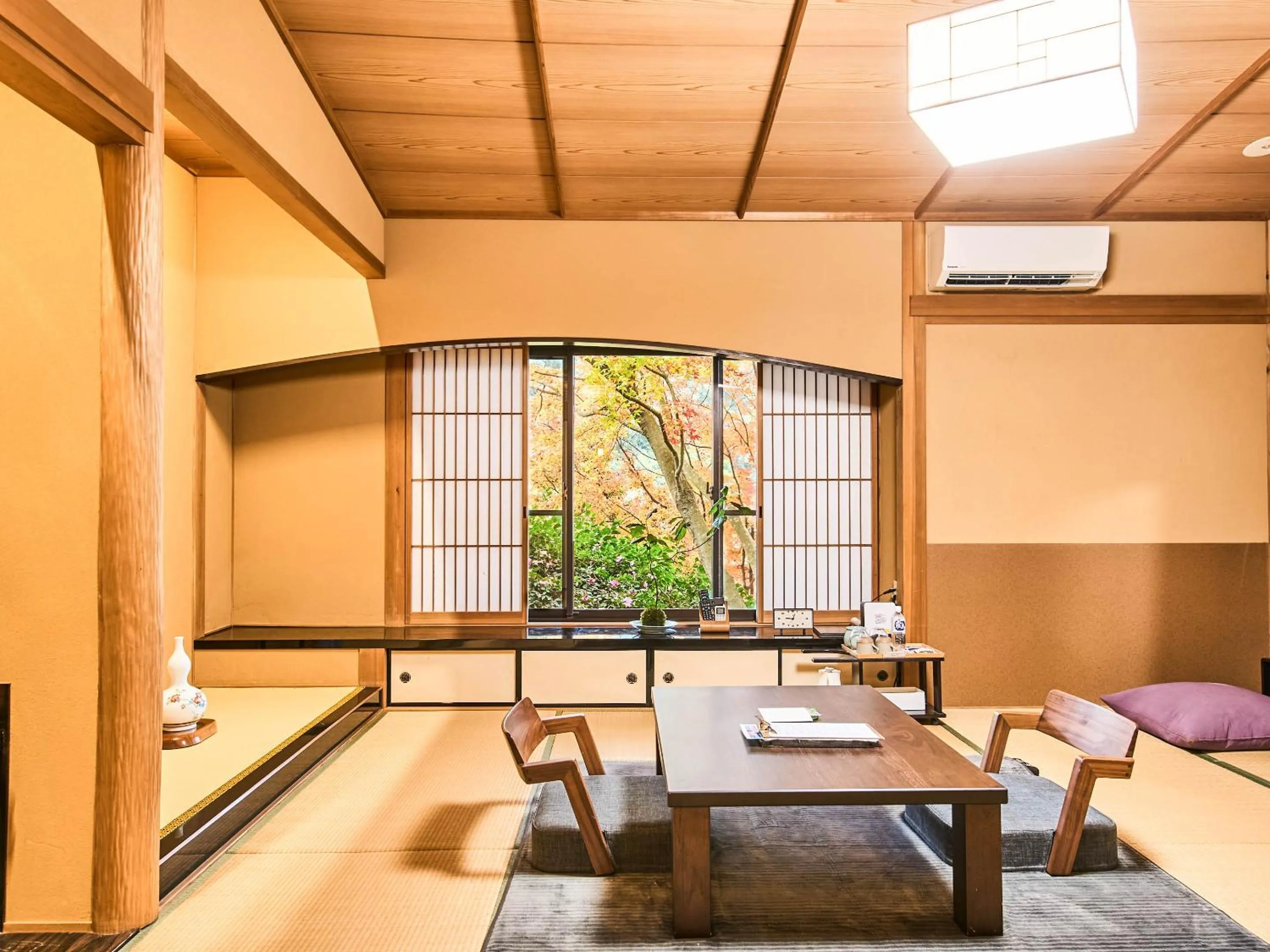 Photo of the whole room in Kirishima Momijidani Seiryuso