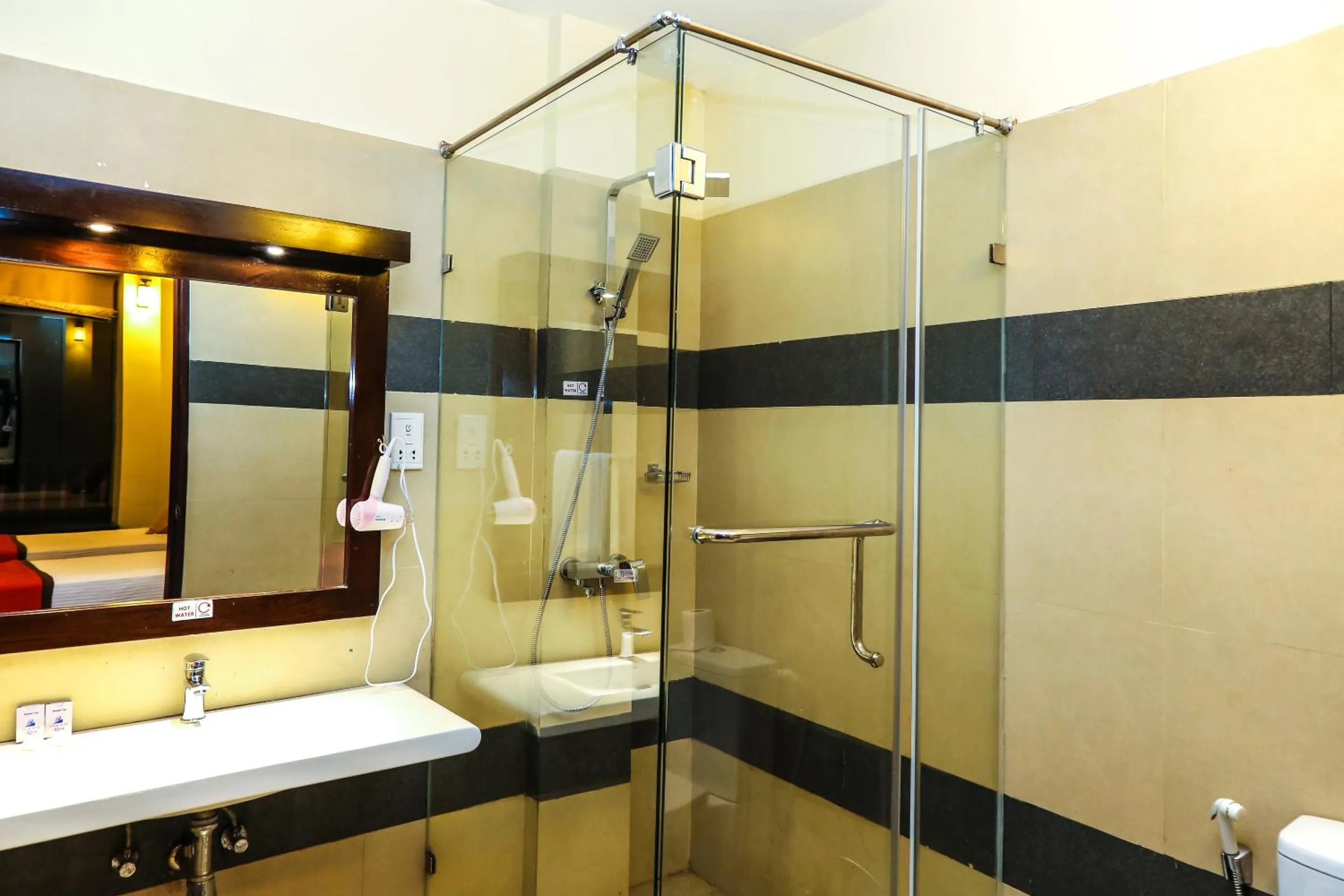 Shower in Oak Ray City Hotel