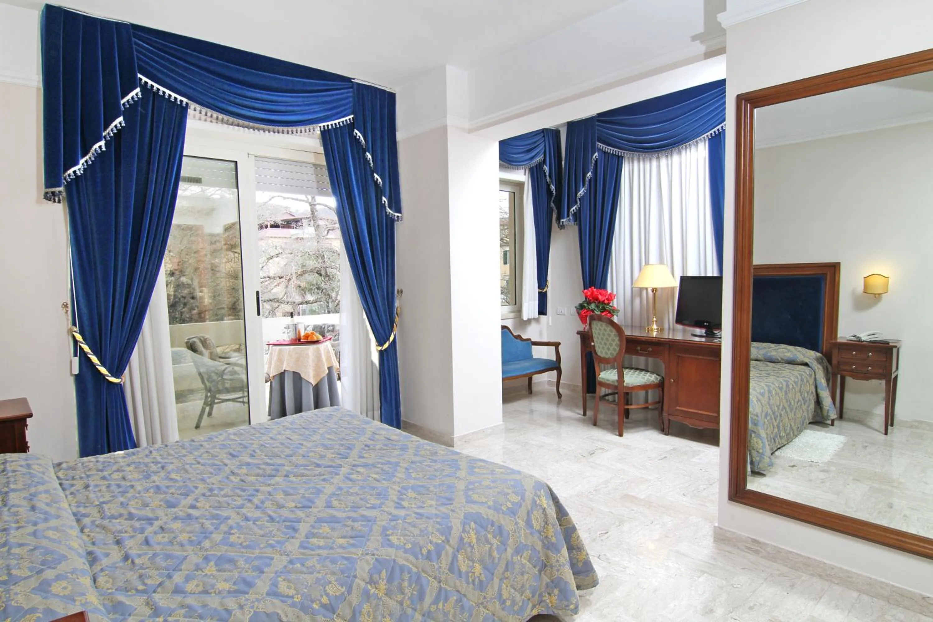 Hot Tub in Mondial Park Hotel