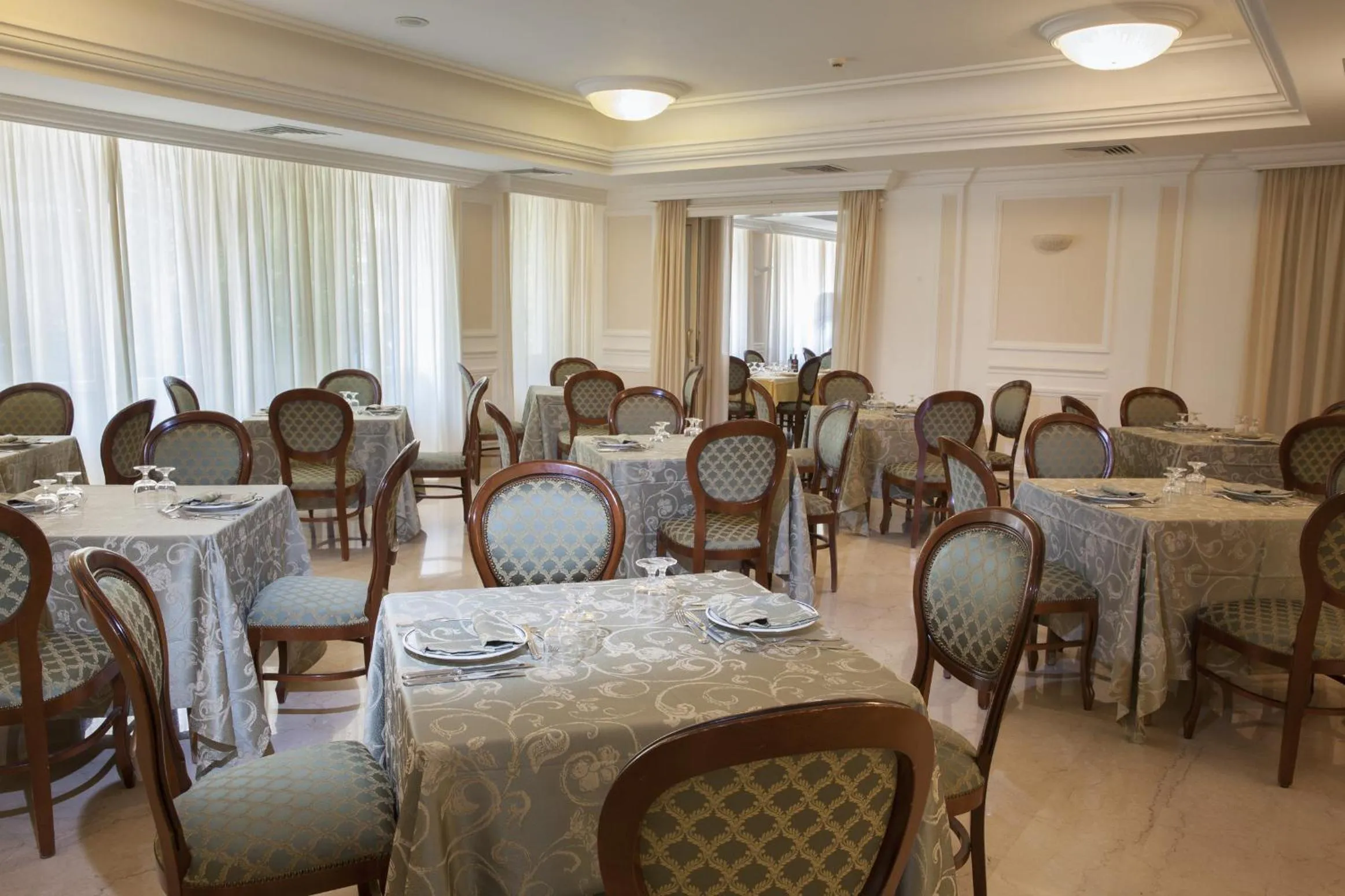 Restaurant/places to eat in Mondial Park Hotel