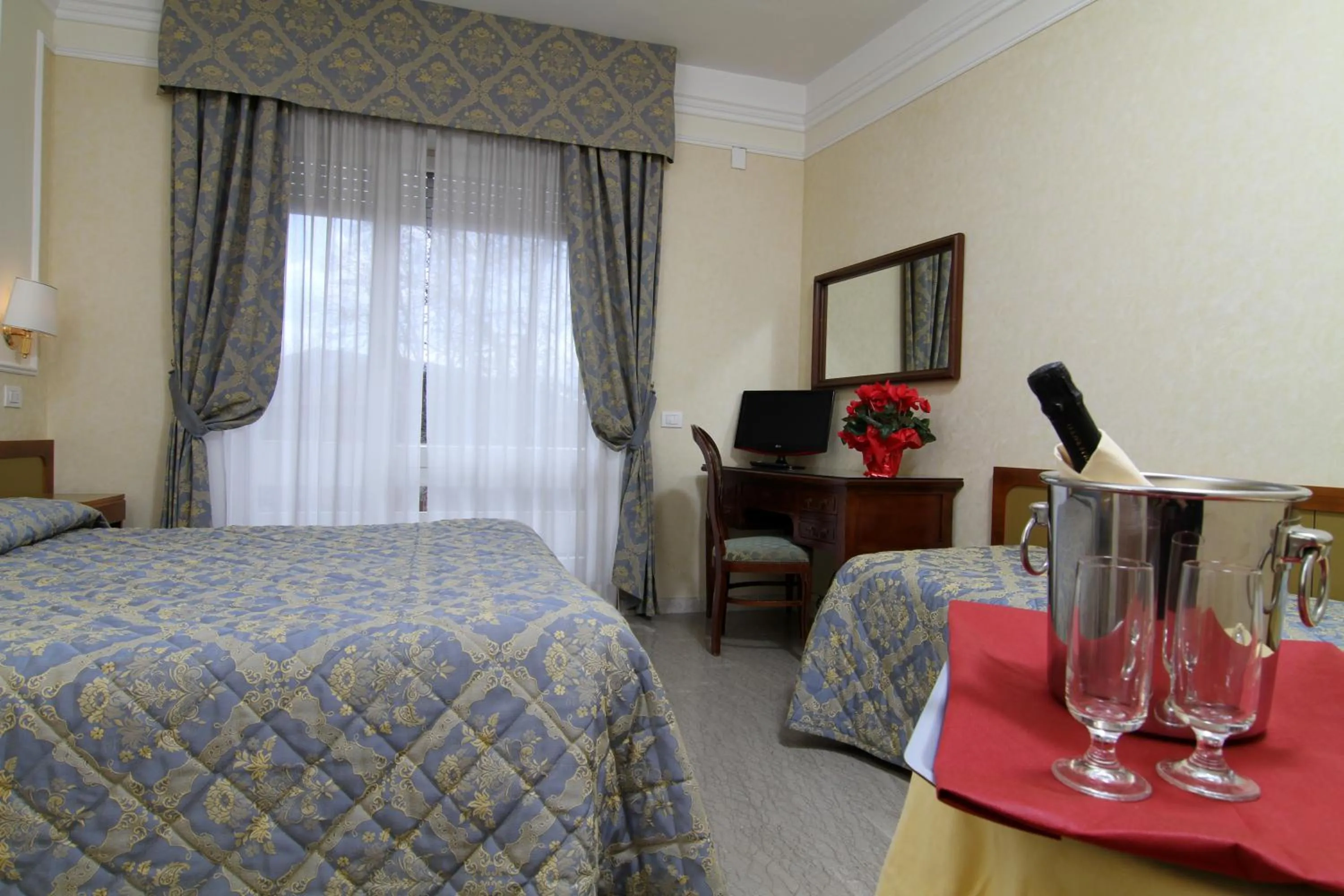 Shower in Mondial Park Hotel