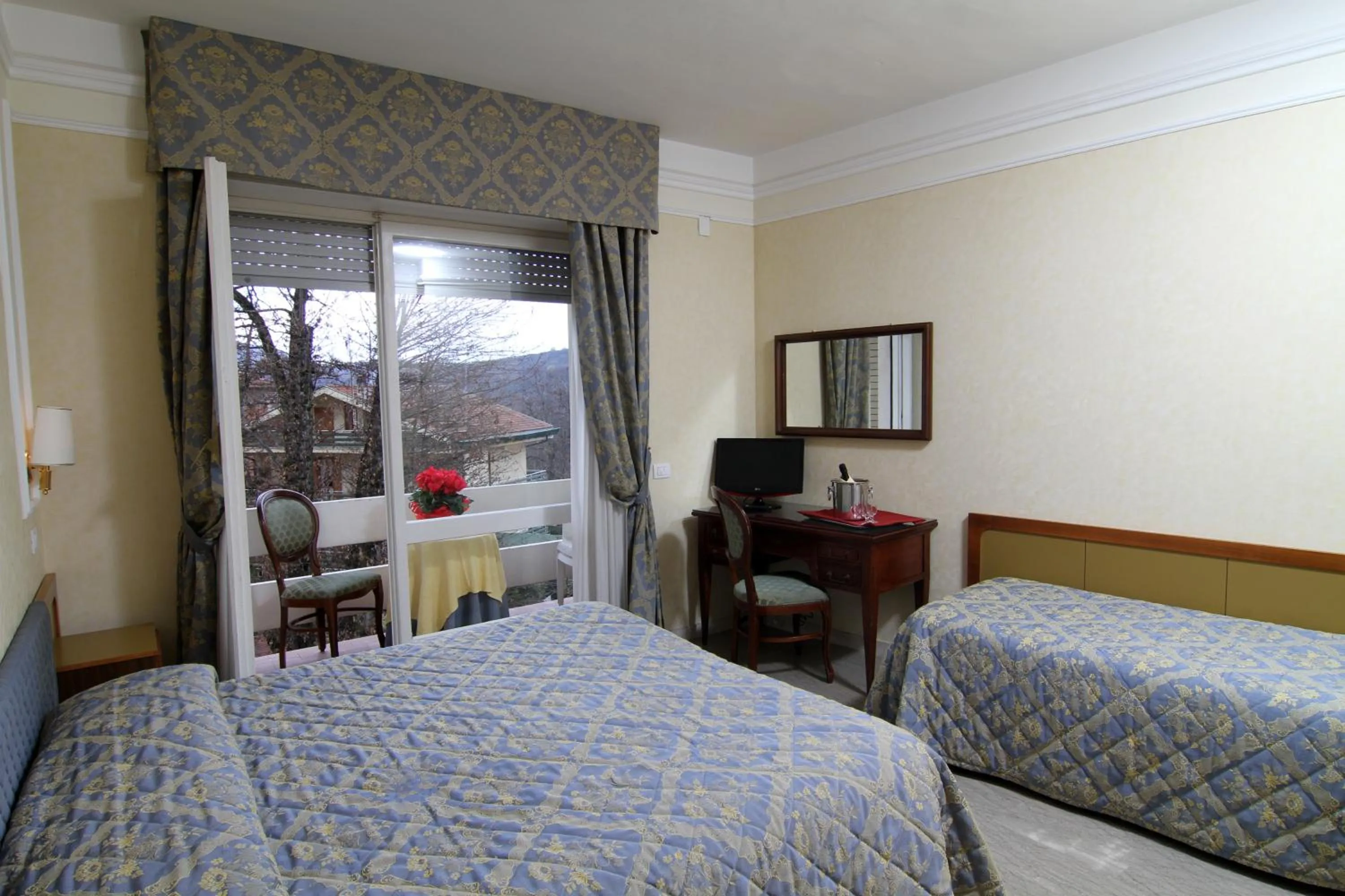 Shower in Mondial Park Hotel