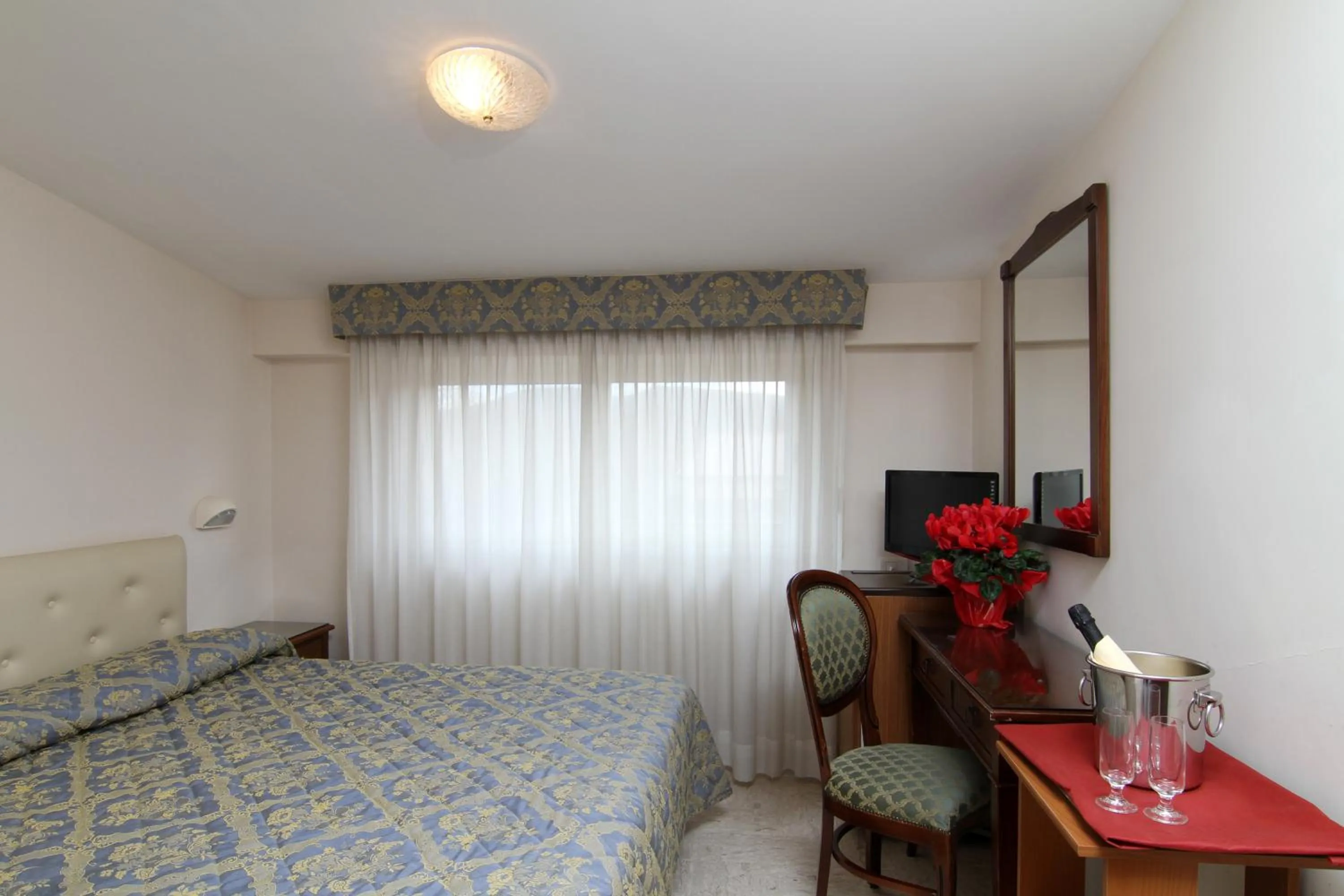 Bedroom in Mondial Park Hotel