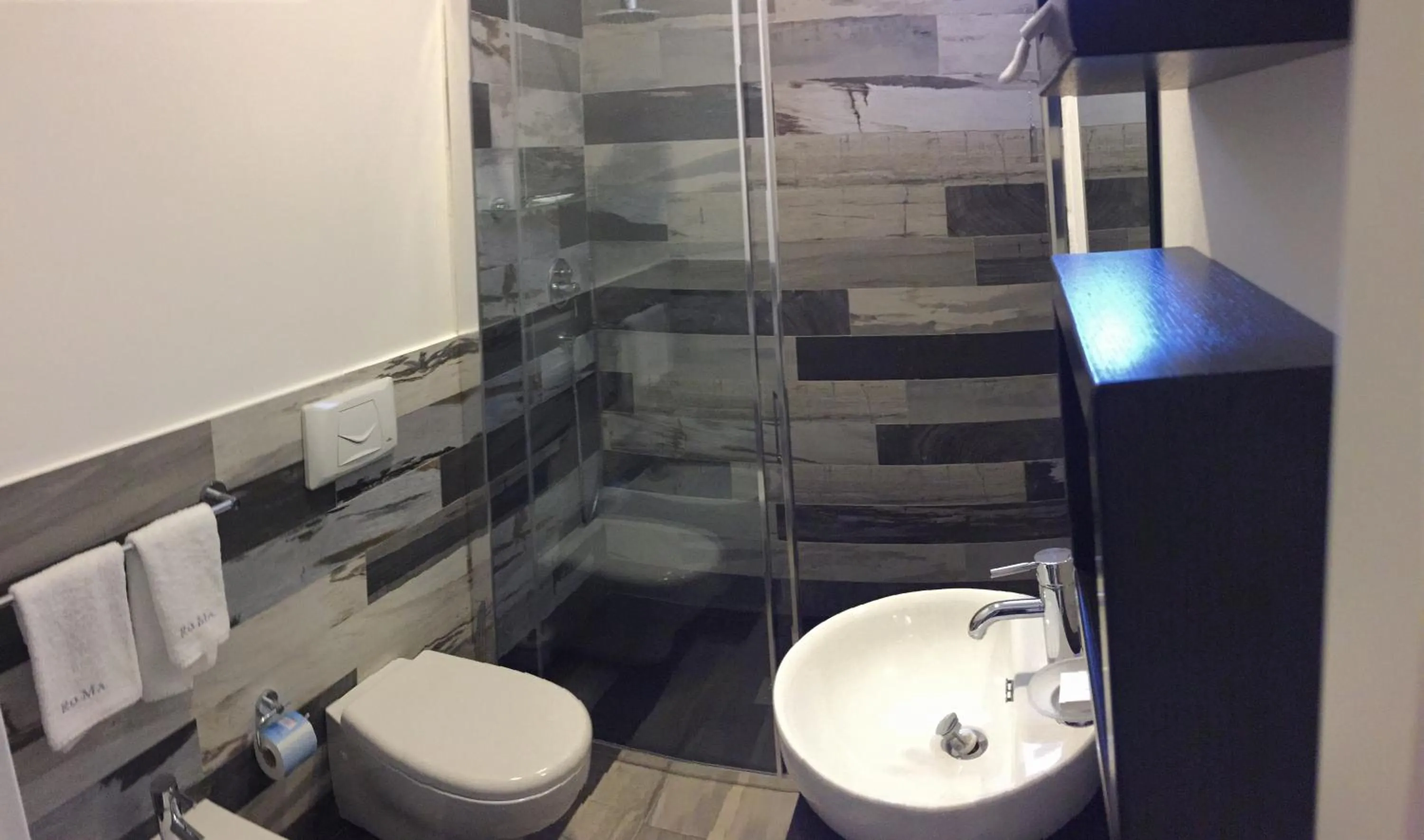 Shower in Residenza RoMa