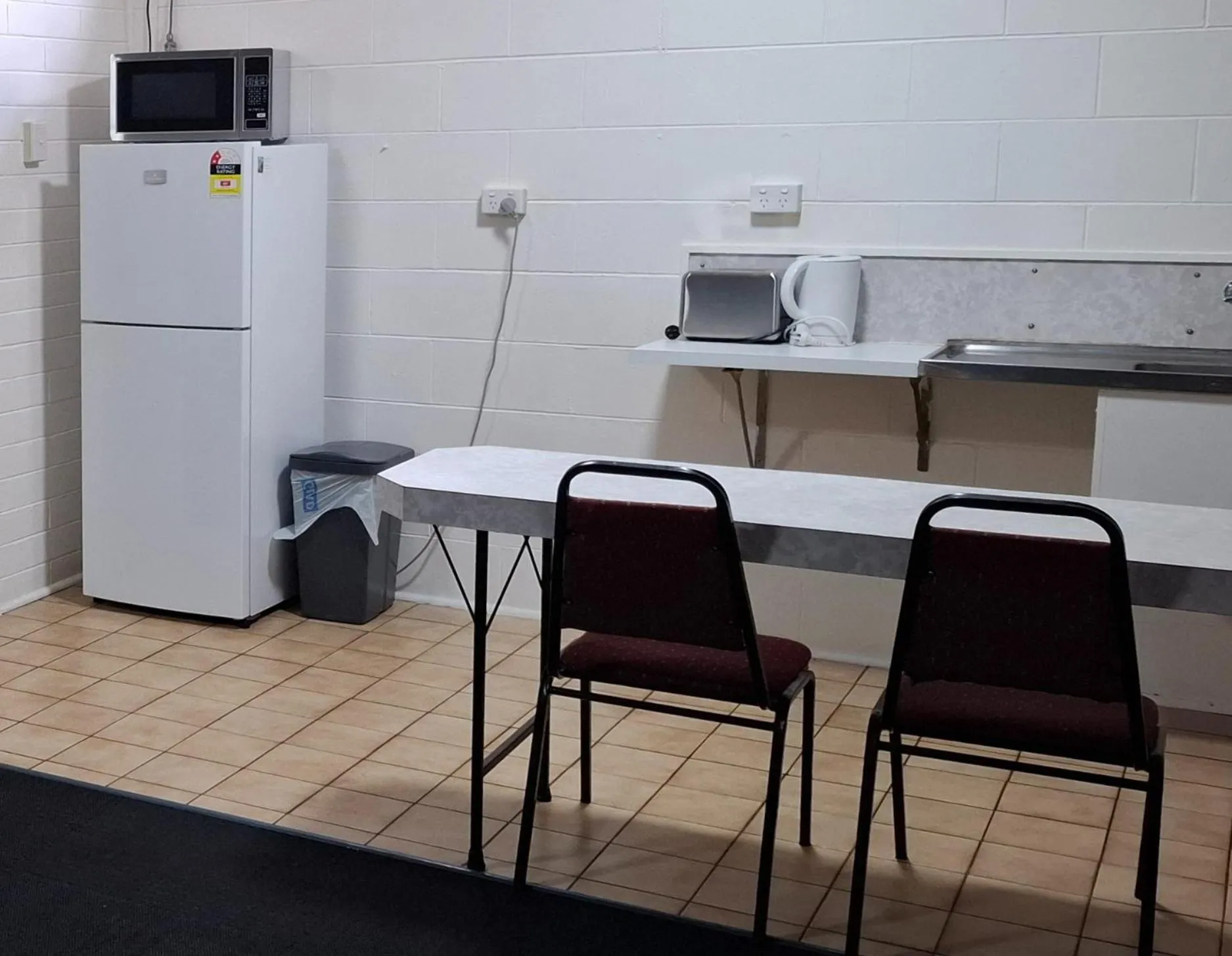 Kitchen or kitchenette in Burdekin Motor Inn