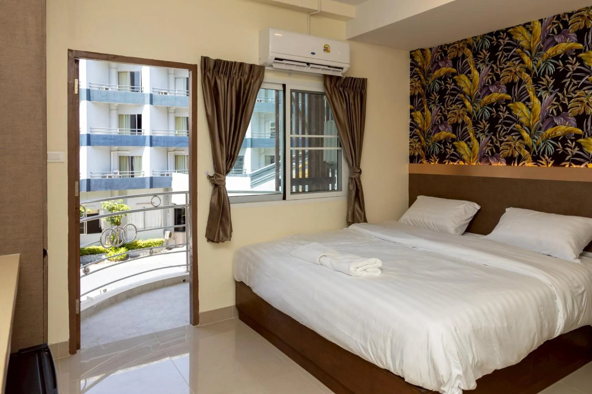 Bed in Sea Inn Pattaya