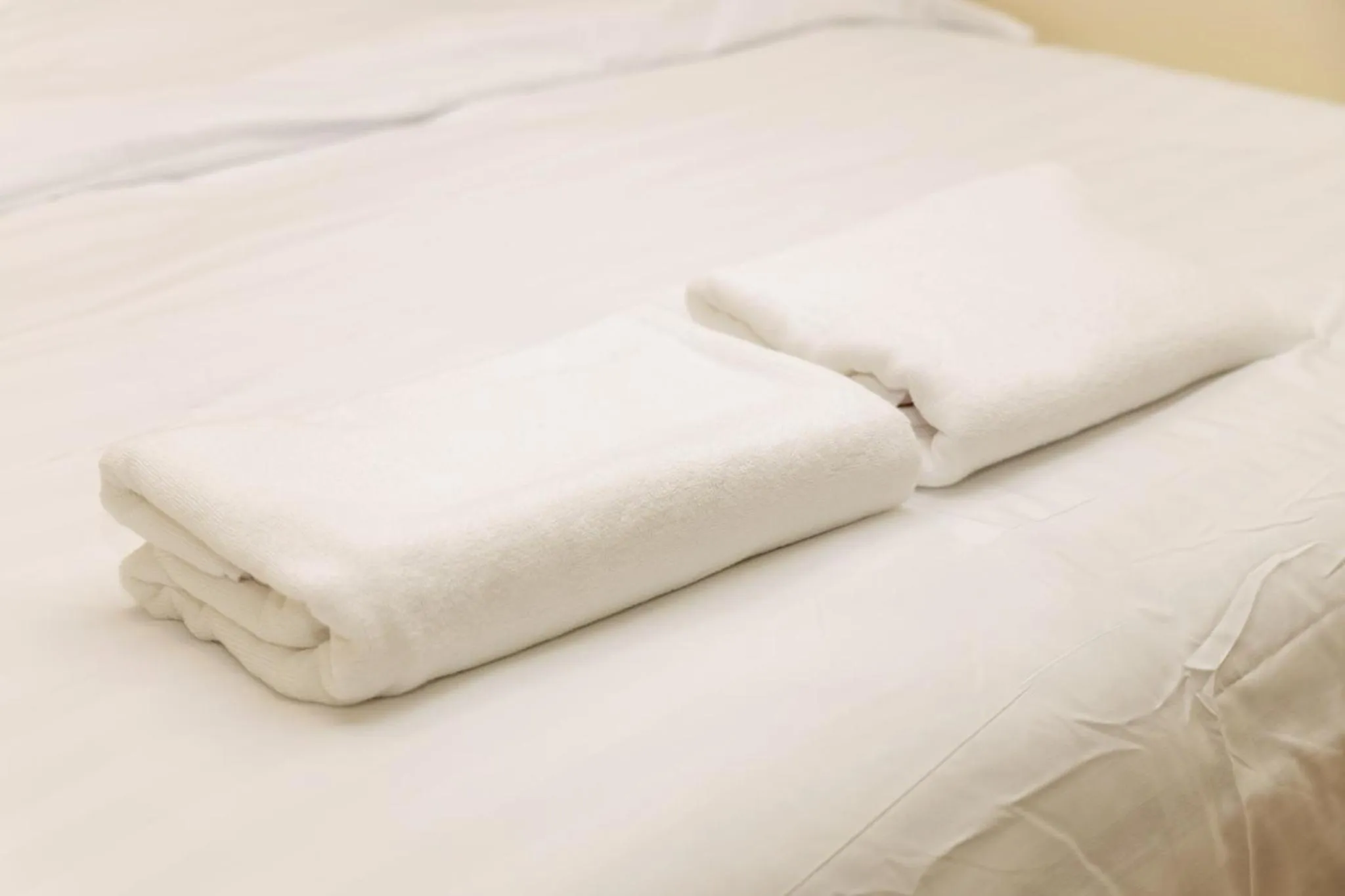 towels, Bed in Sea Inn Pattaya