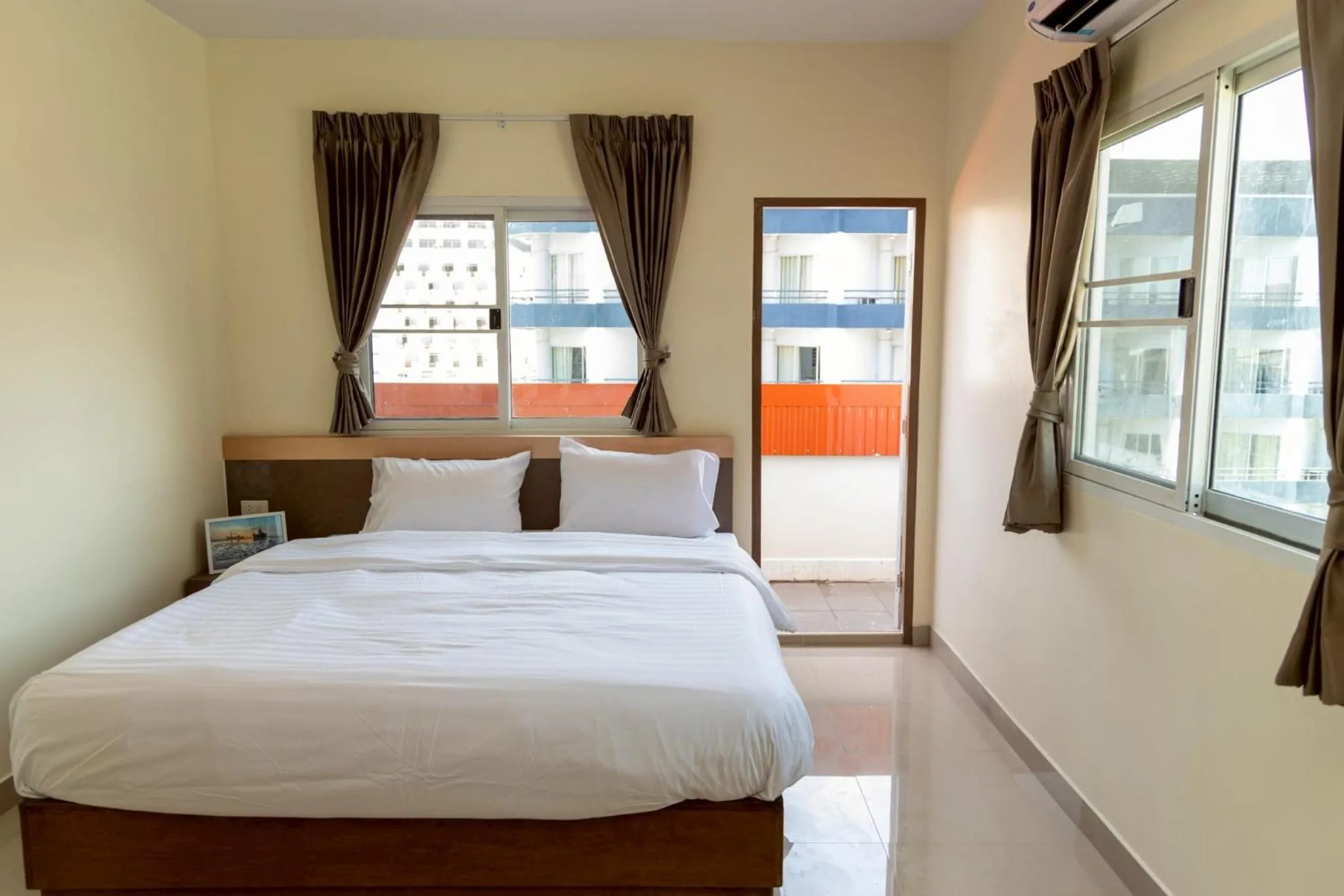 Bed in Sea Inn Pattaya