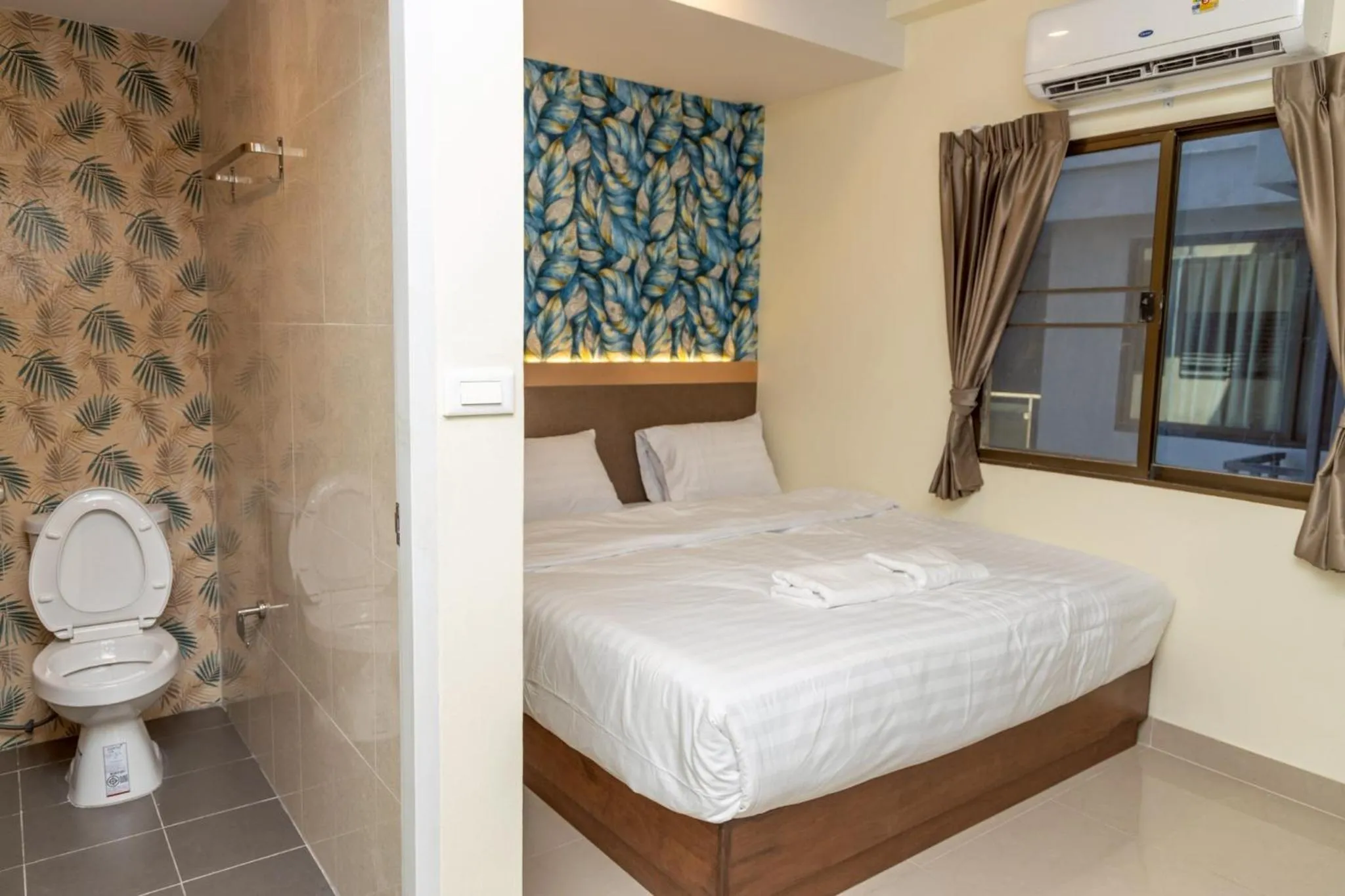 Toilet, Bed in Sea Inn Pattaya