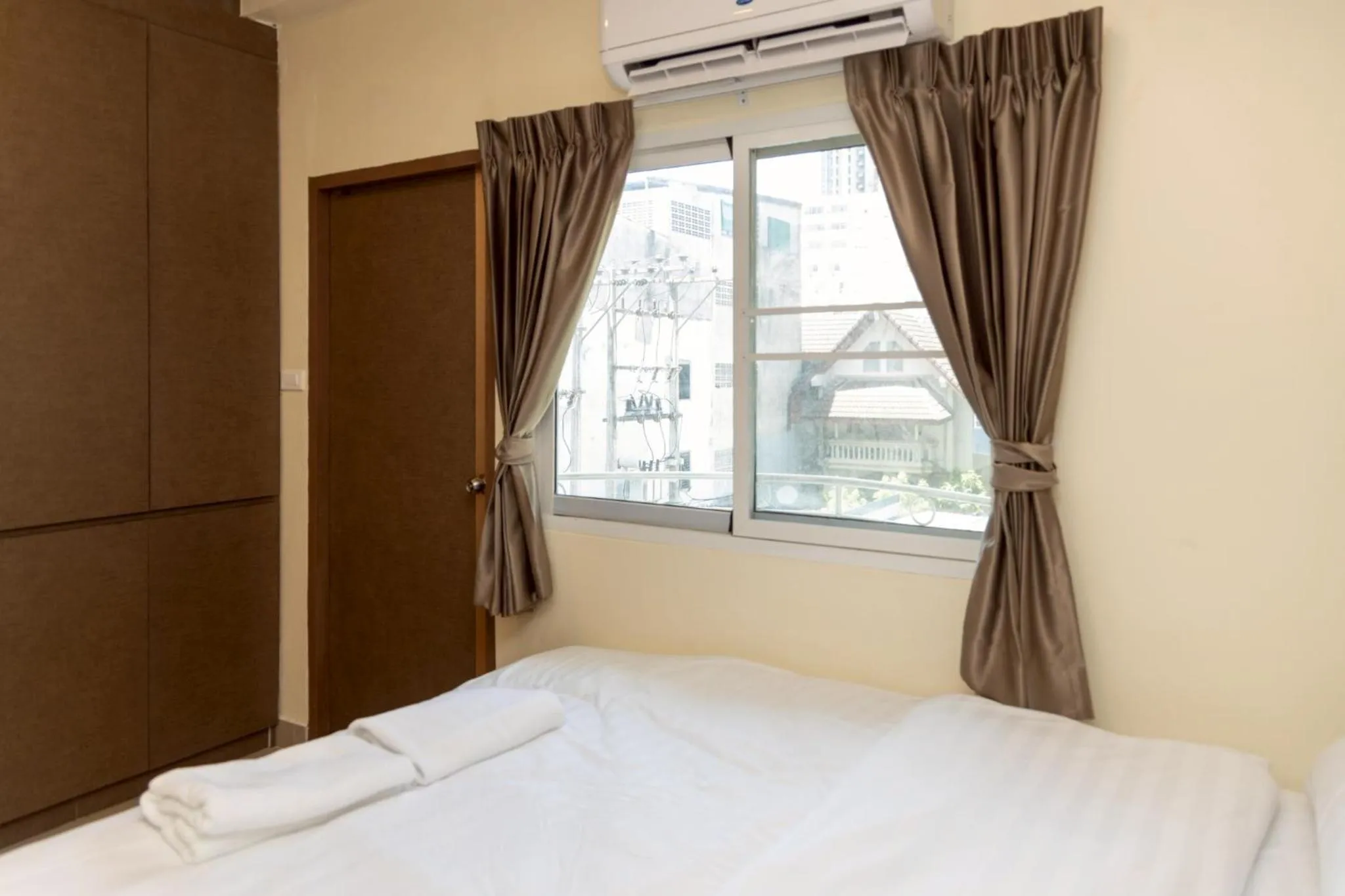 Bed in Sea Inn Pattaya