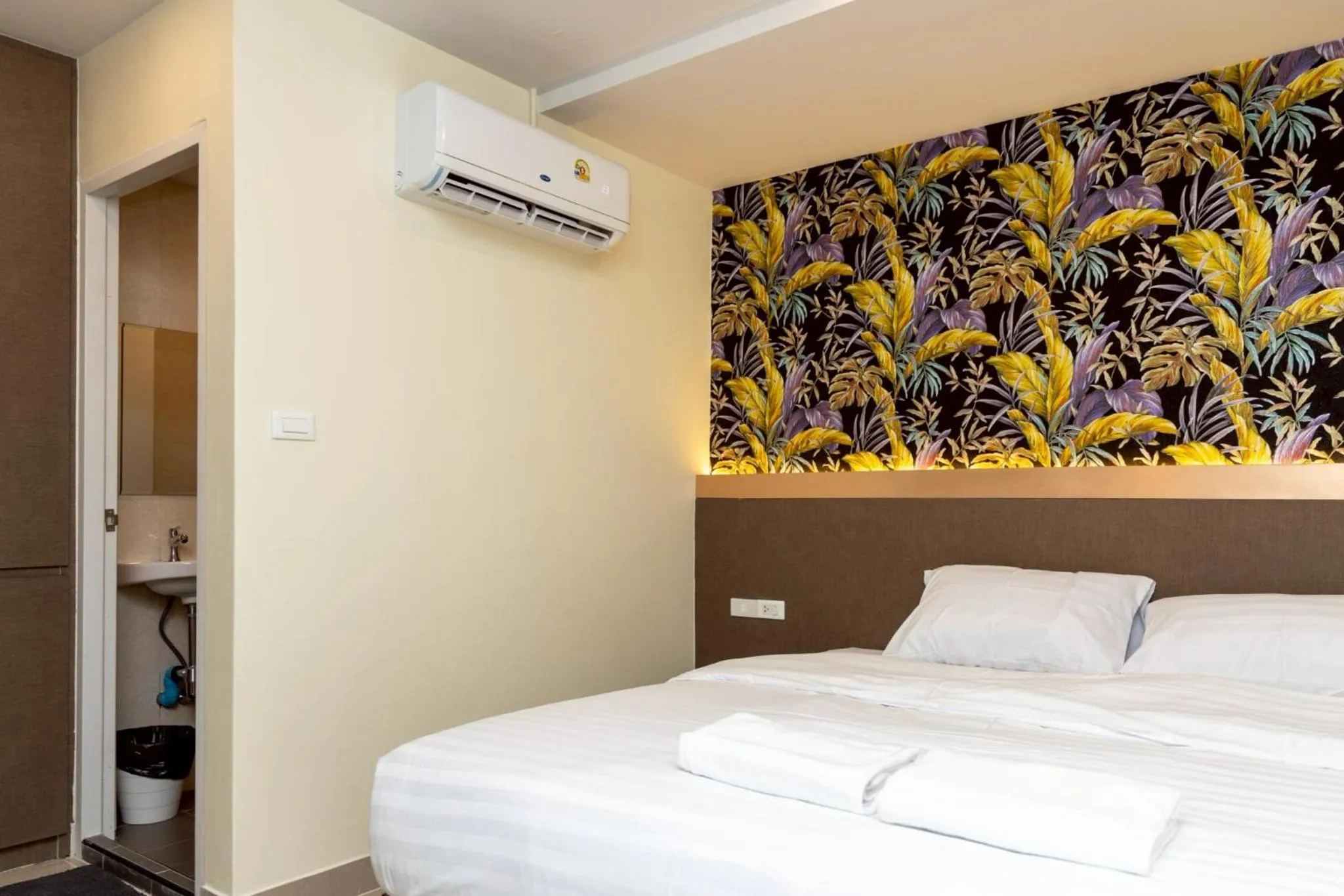 air conditioner, Bed in Sea Inn Pattaya