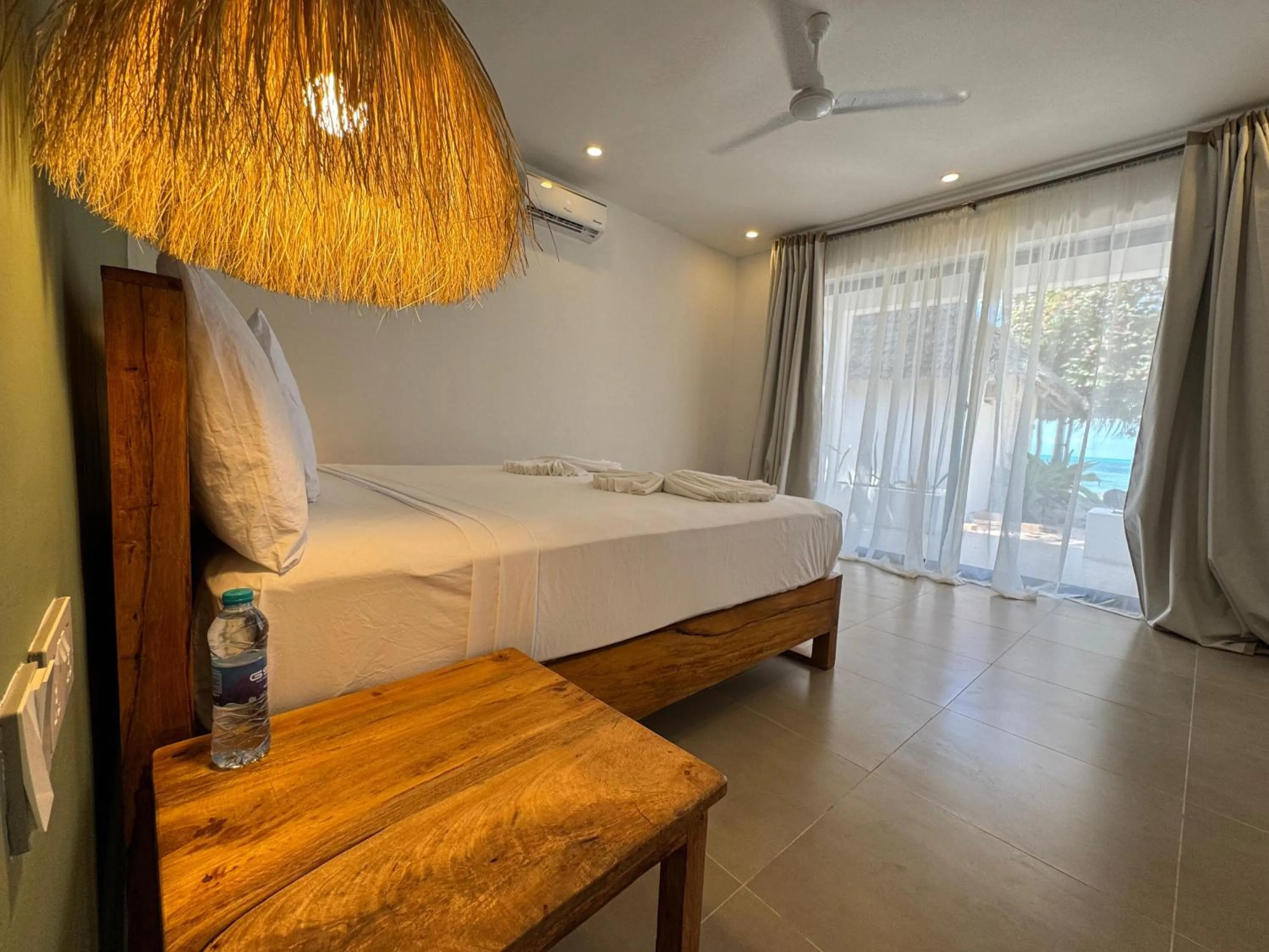 Queen Room with Sea View in Starfish Garden Lodge