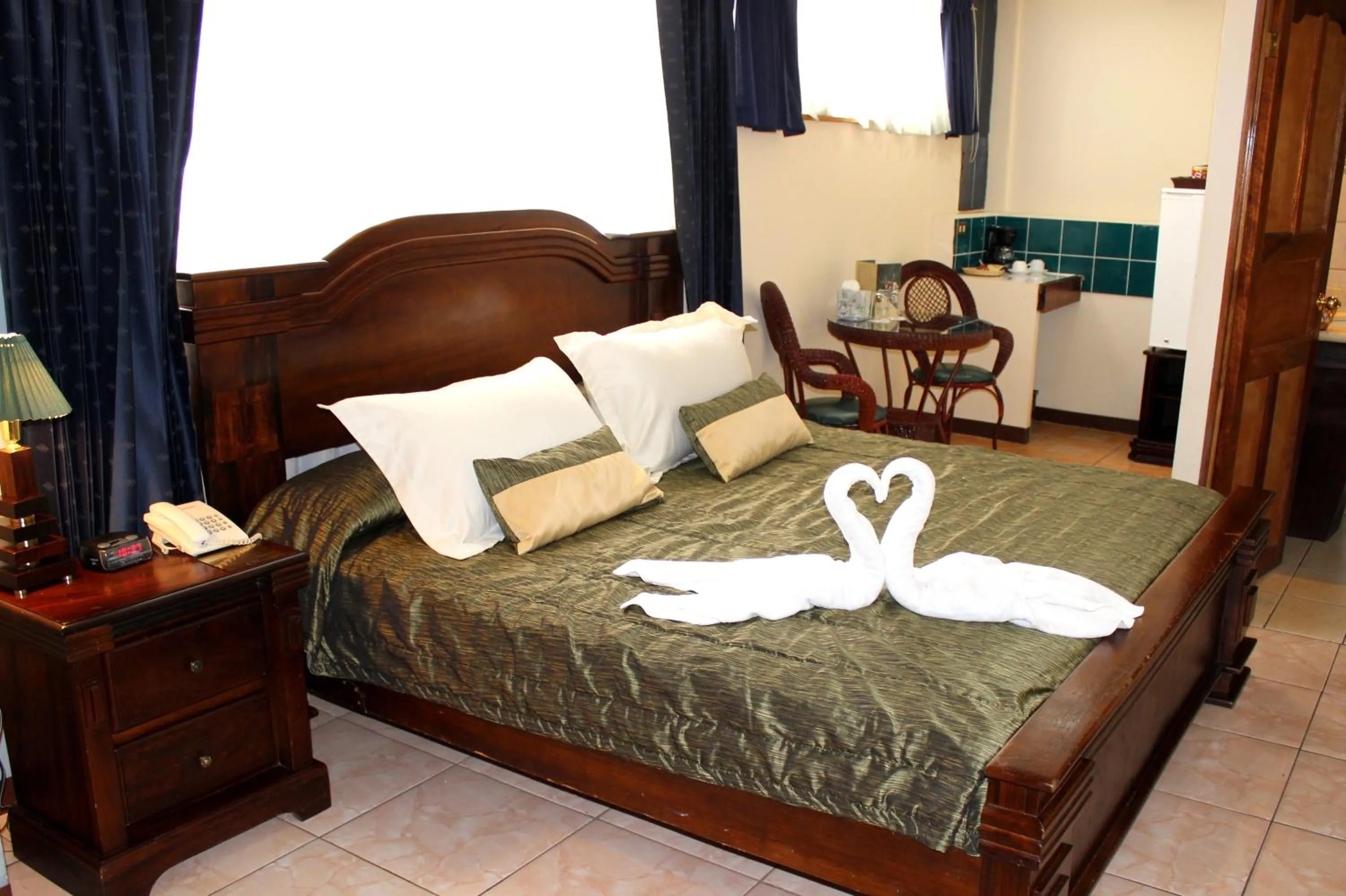 Bedroom, Bed in Sportsmens Lodge - Gentlemen's Club