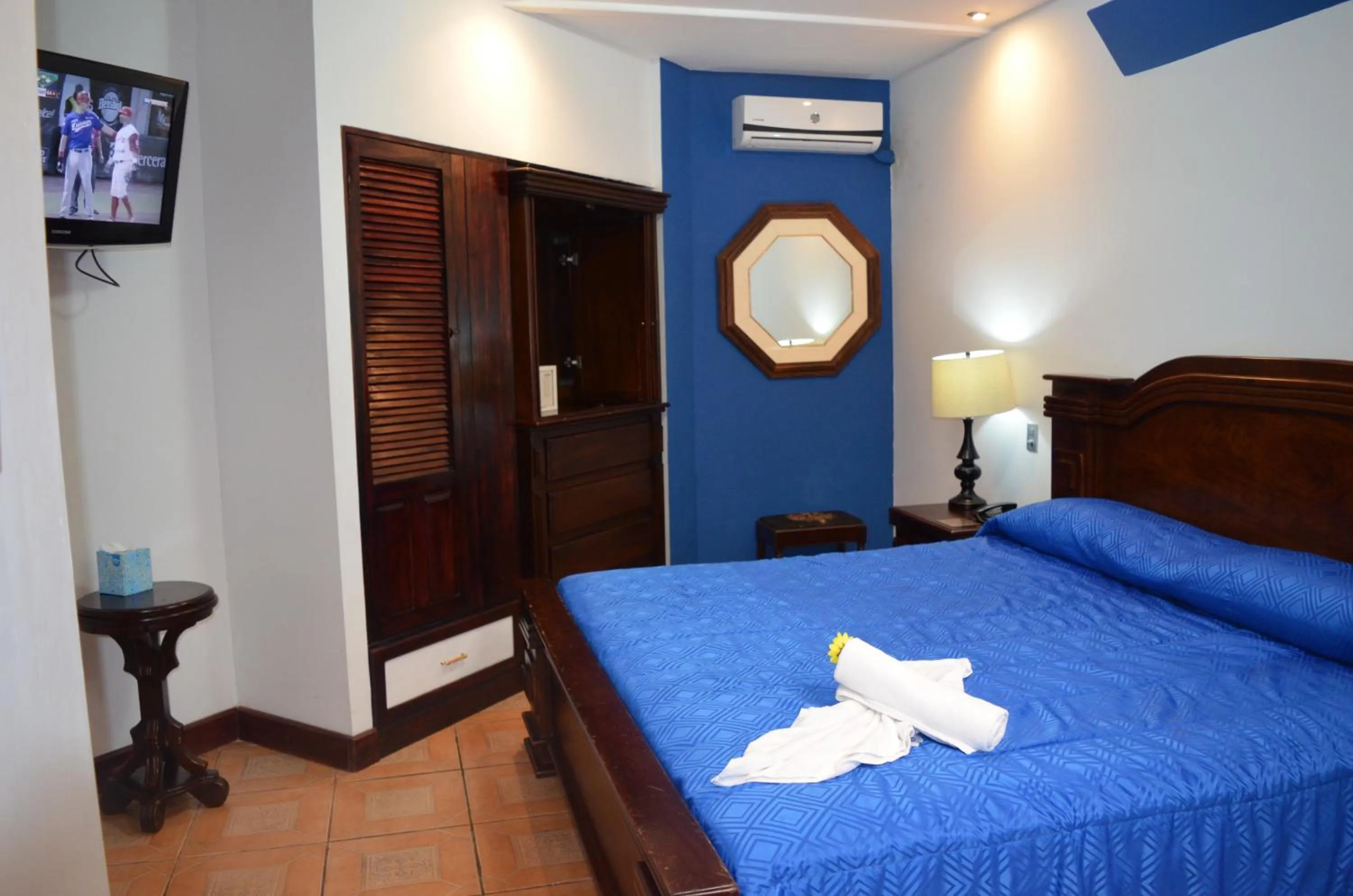 Bed in Sportsmens Lodge - Gentlemen's Club