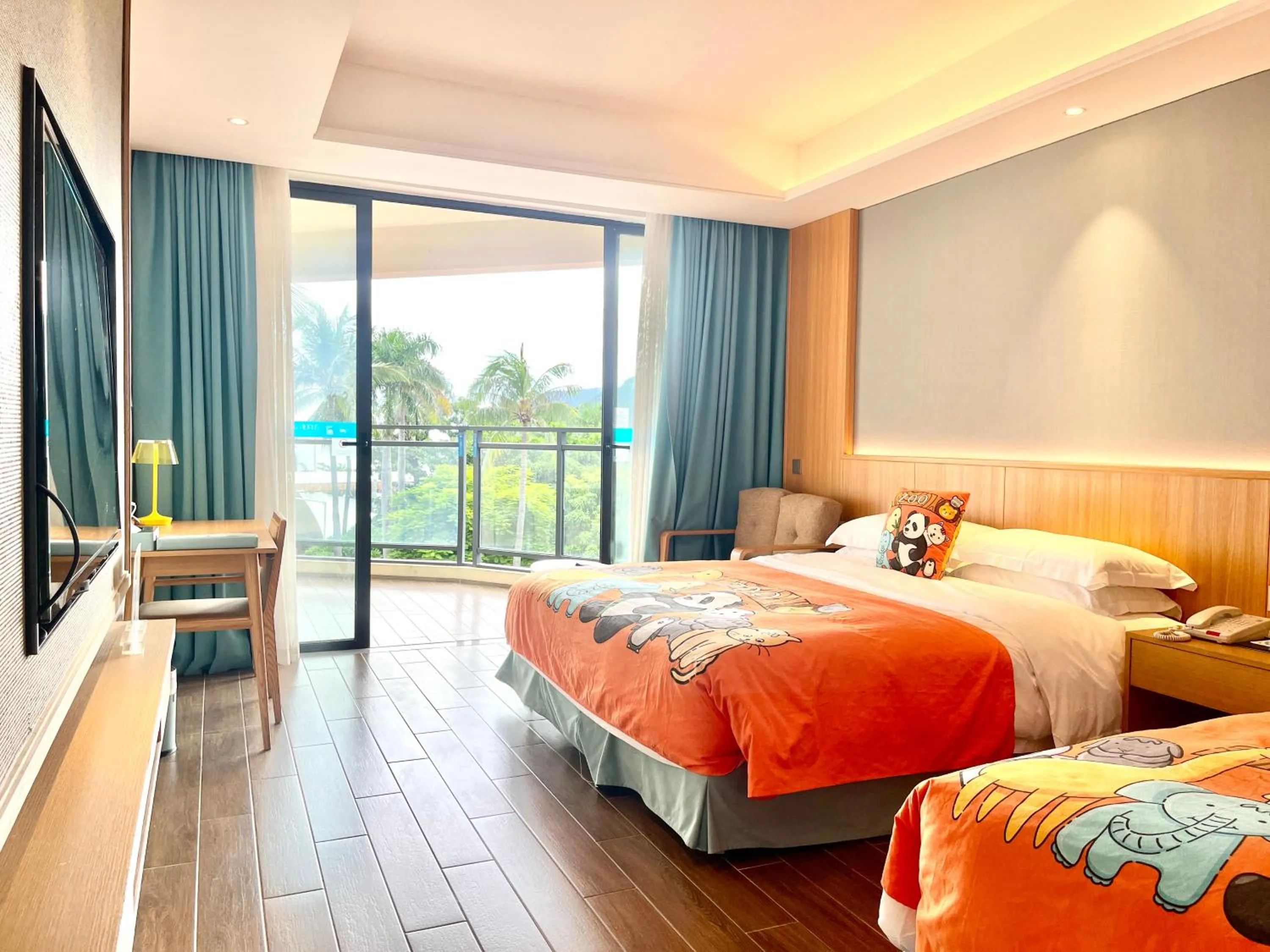 Balcony/Terrace, Bed in Sanya South China Hotel