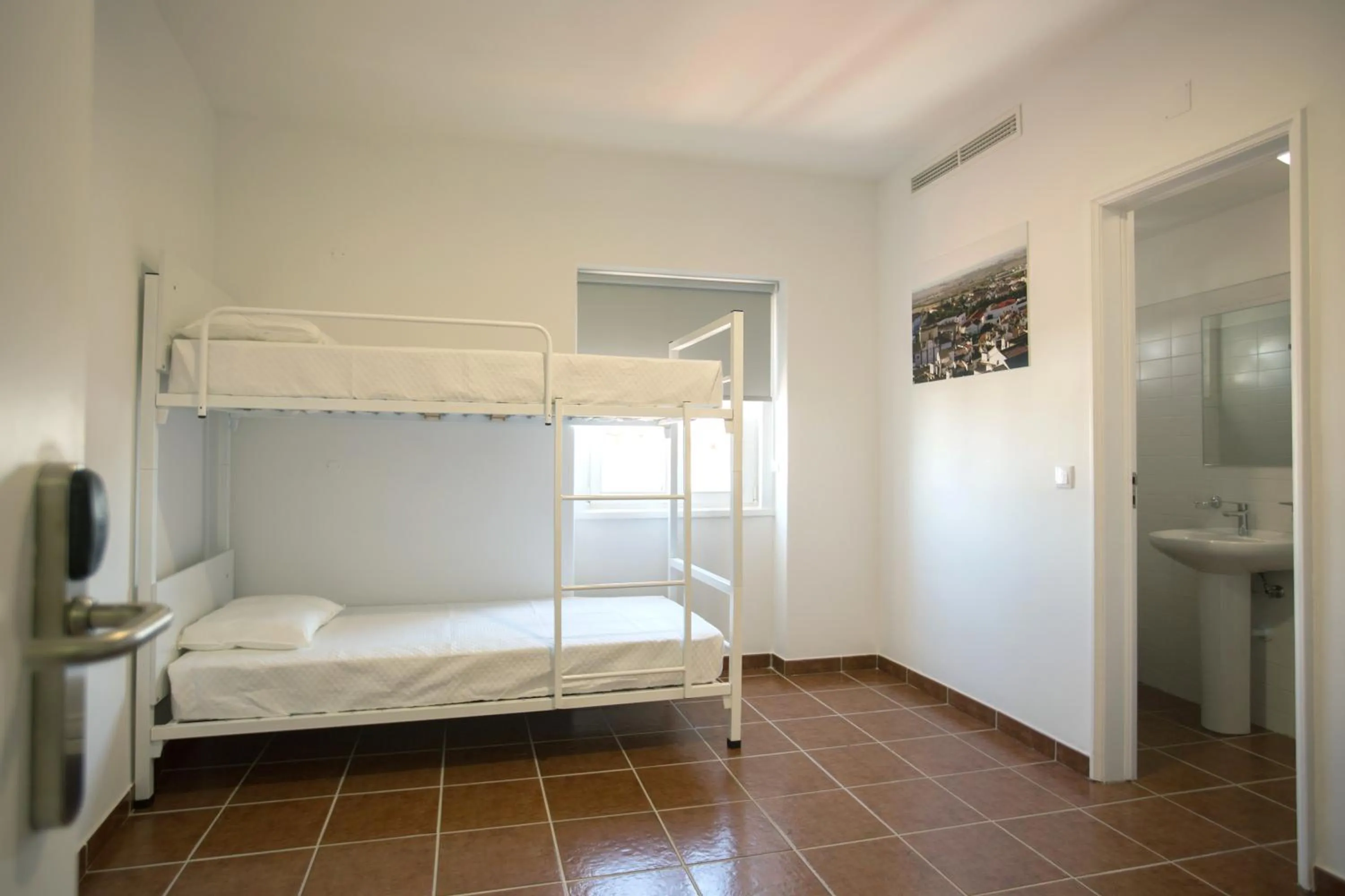 Bathroom, Bed in HI Évora – Pousada de Juventude