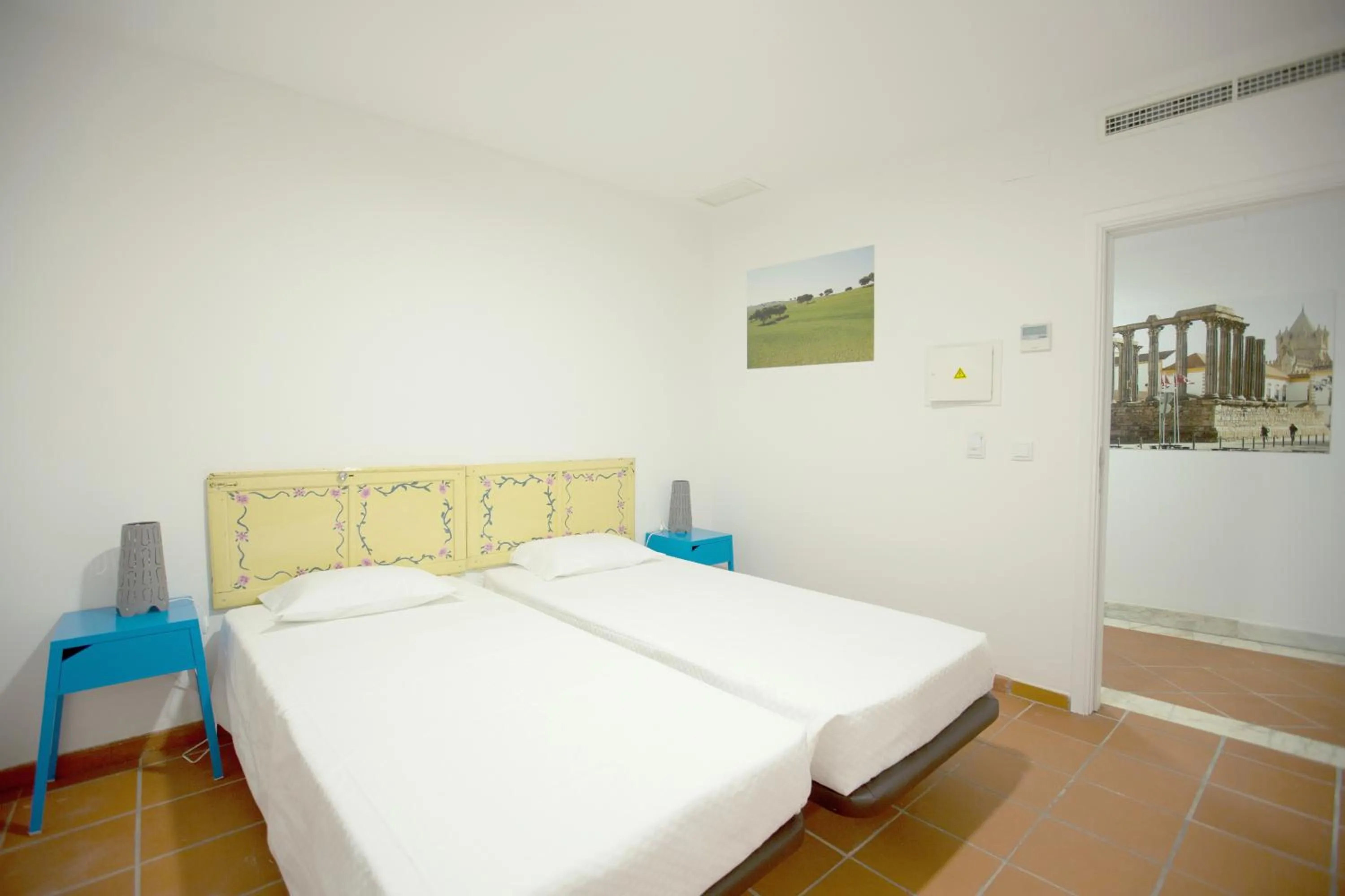 Decorative detail, Bed in HI Évora – Pousada de Juventude