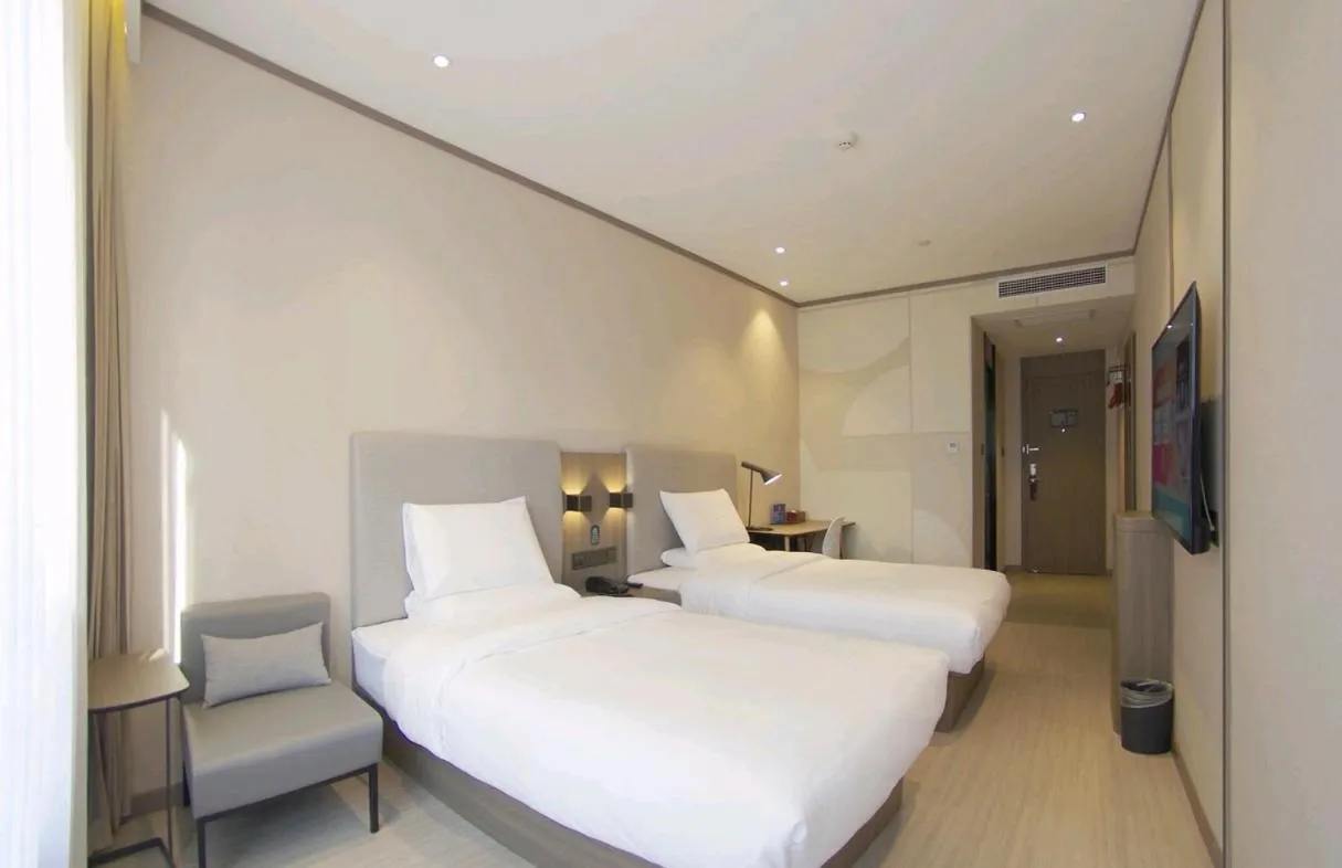 Bed in Hanting Hotel Beijing Songjiazhuang Subway Station