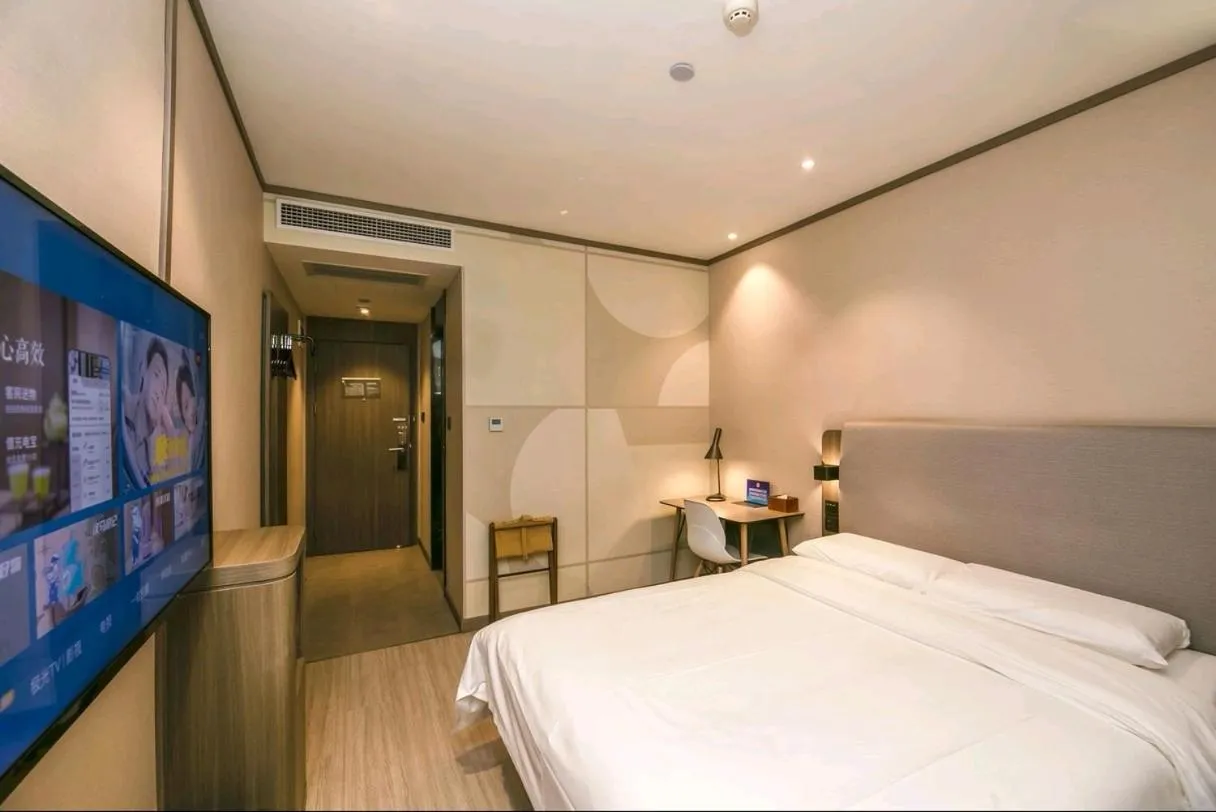 Bed in Hanting Hotel Beijing Songjiazhuang Subway Station