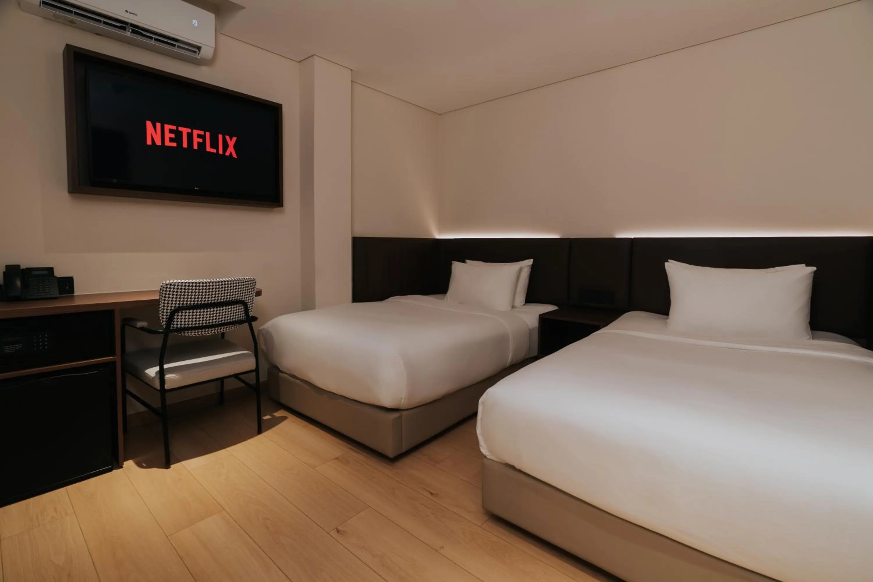 Superior Twin Room in PureJoy Hotel Saigon
