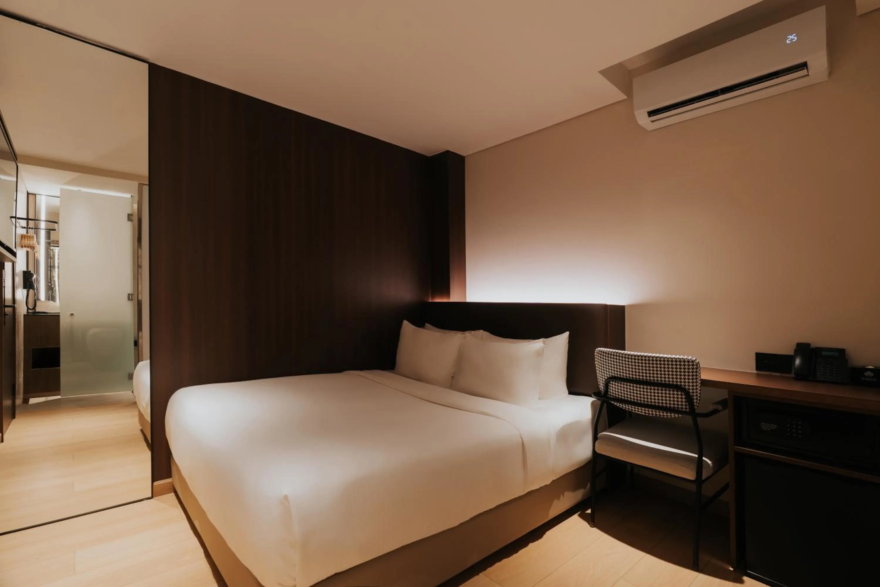 Standard Queen Room in PureJoy Hotel Saigon