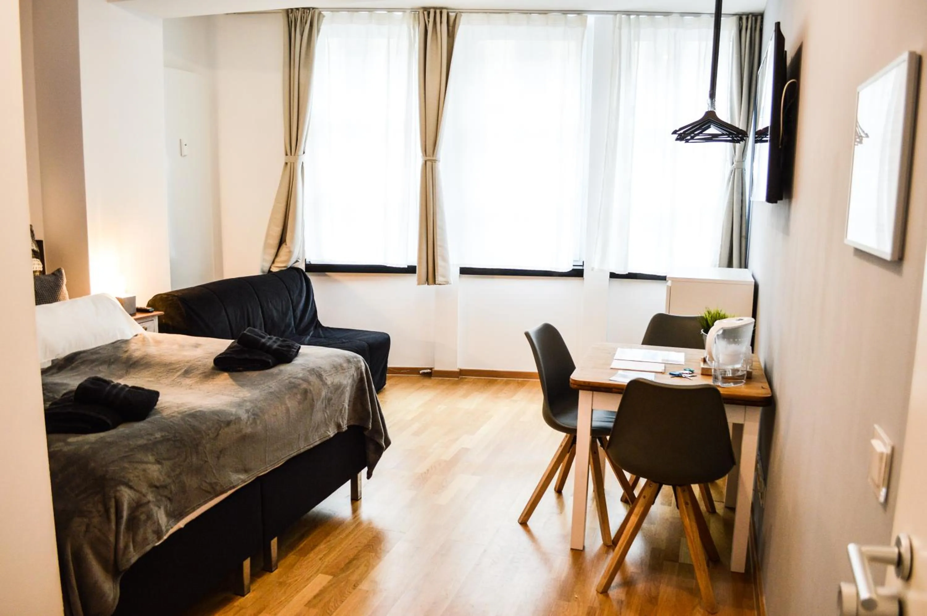 Seating area, Bed in Centerapartments Tonhallenstraße