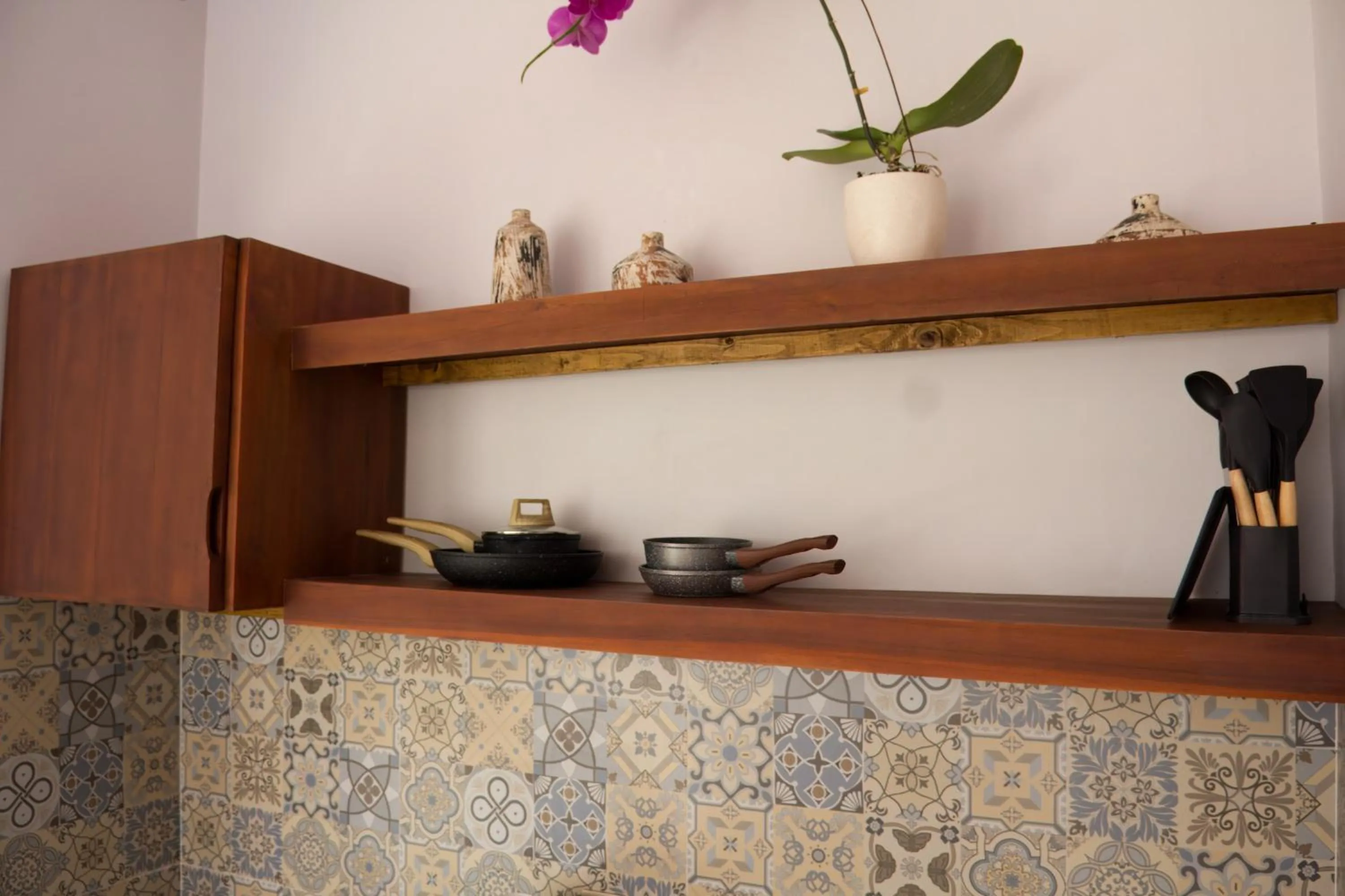 Kitchen or kitchenette in Maithala Villa & Living