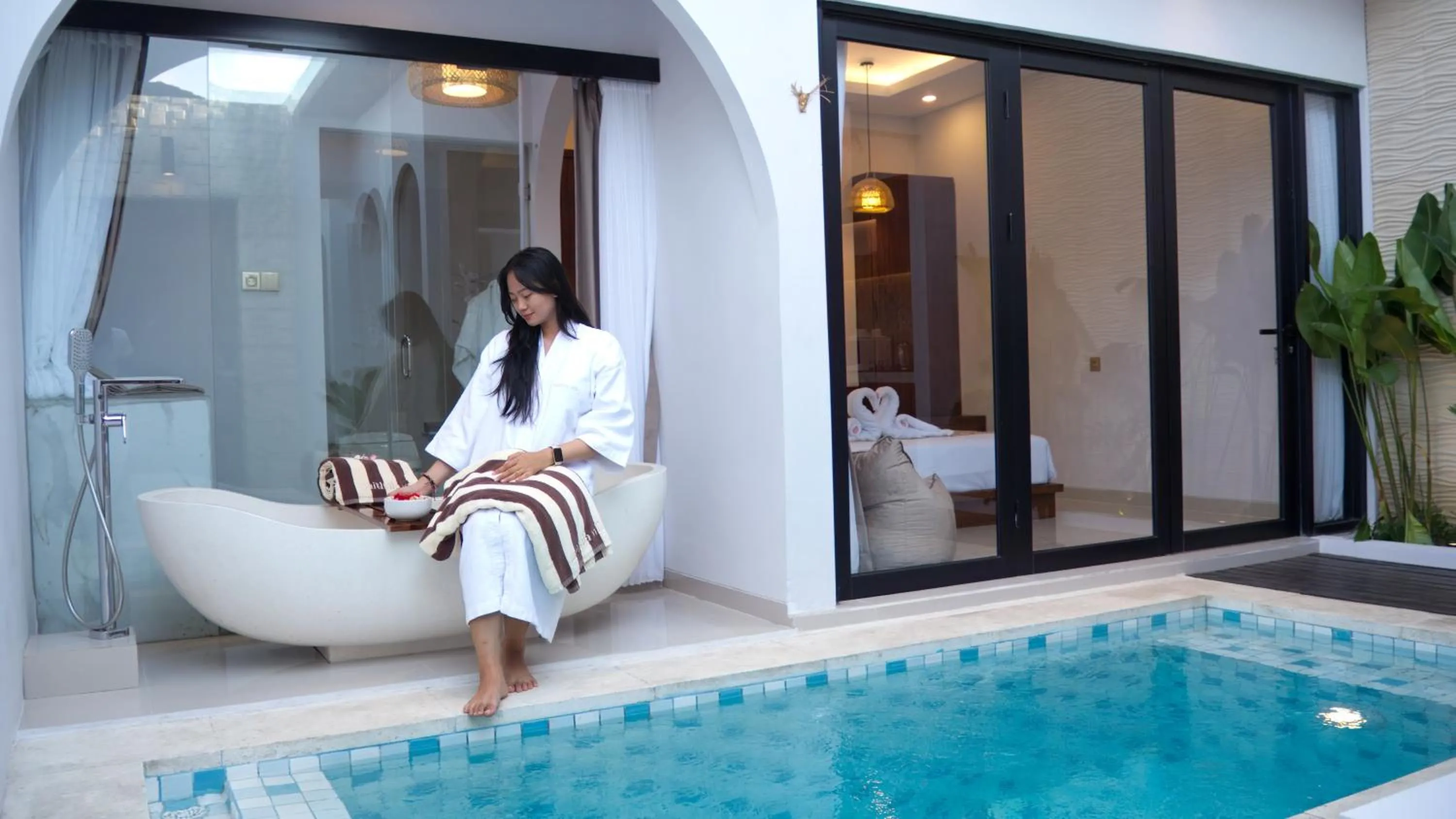 Guests in Maithala Villa & Living