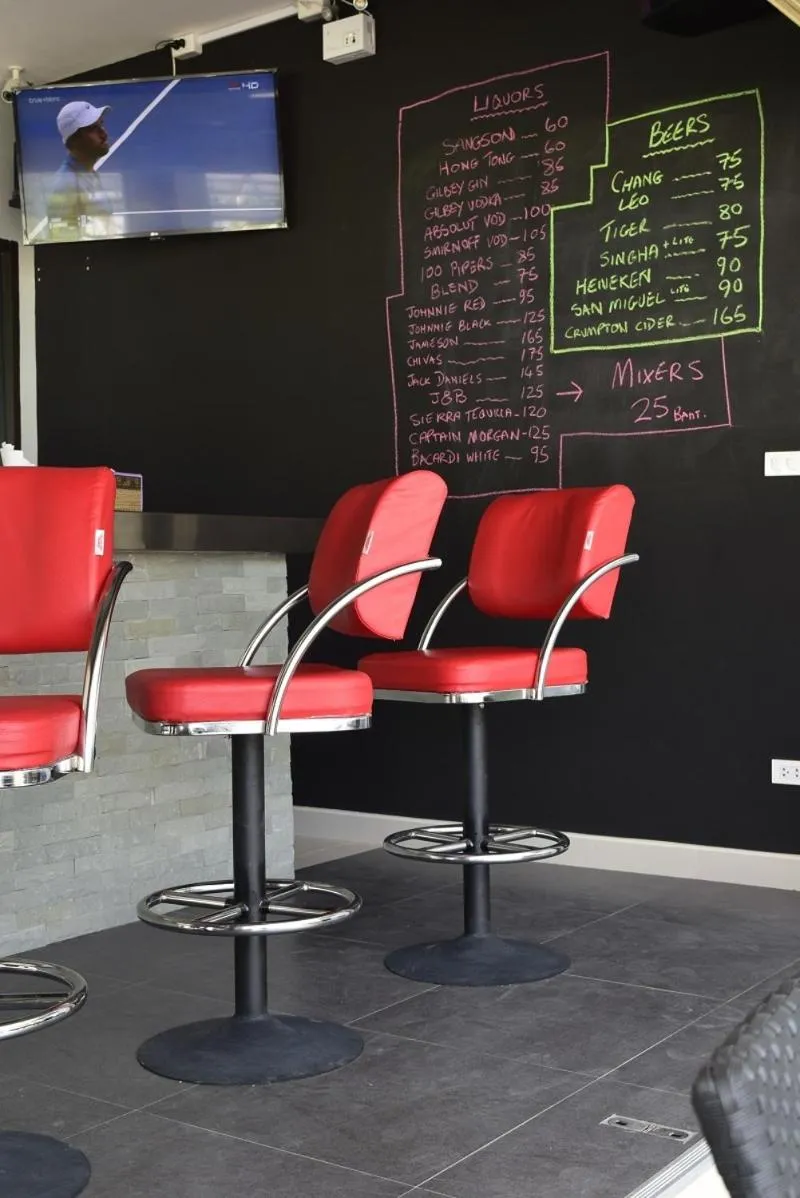 Hideaway Guest House And Bar