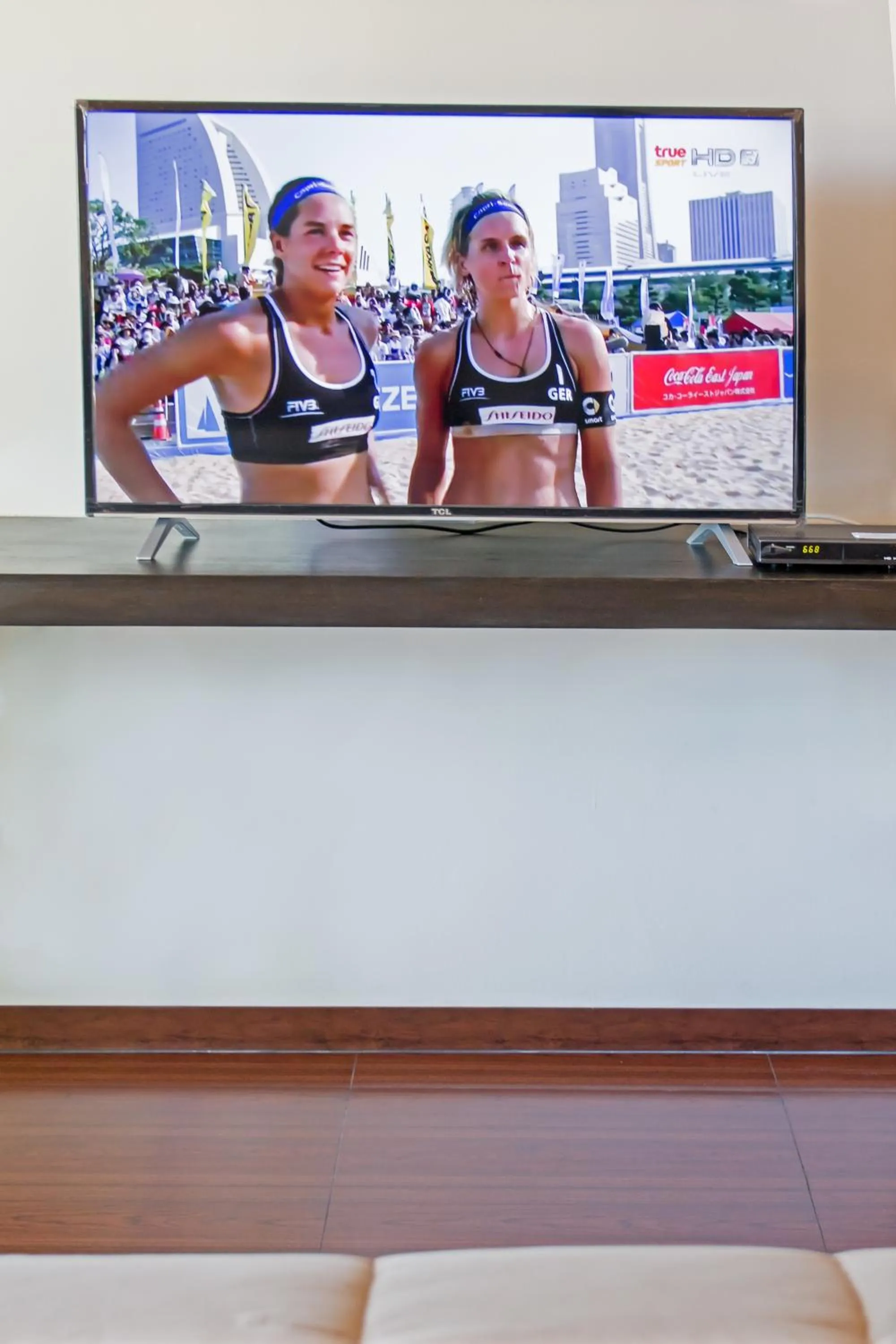 TV and multimedia in Hideaway Guest House And Bar