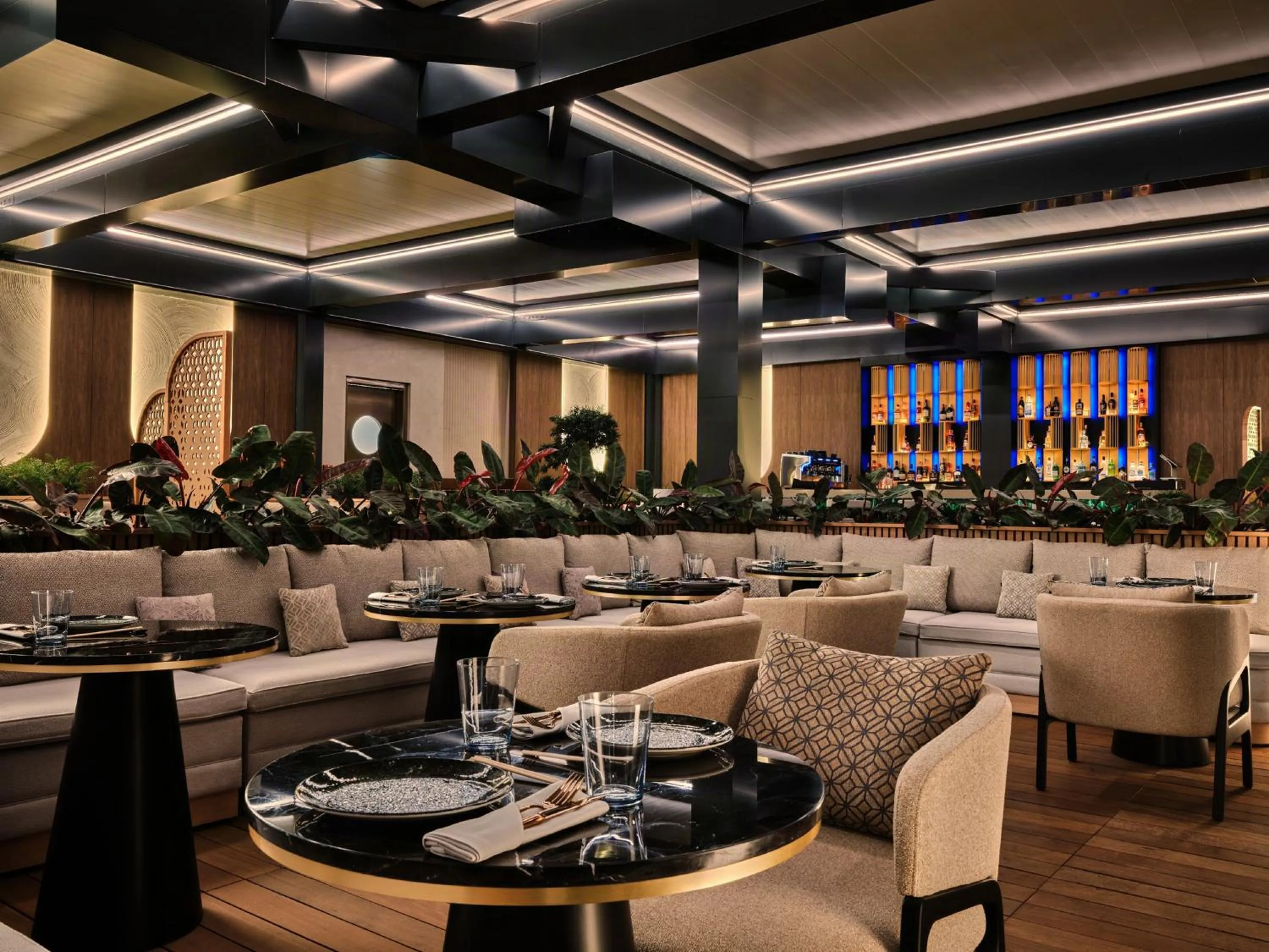Lounge or bar in Crowne Plaza Dushanbe by IHG