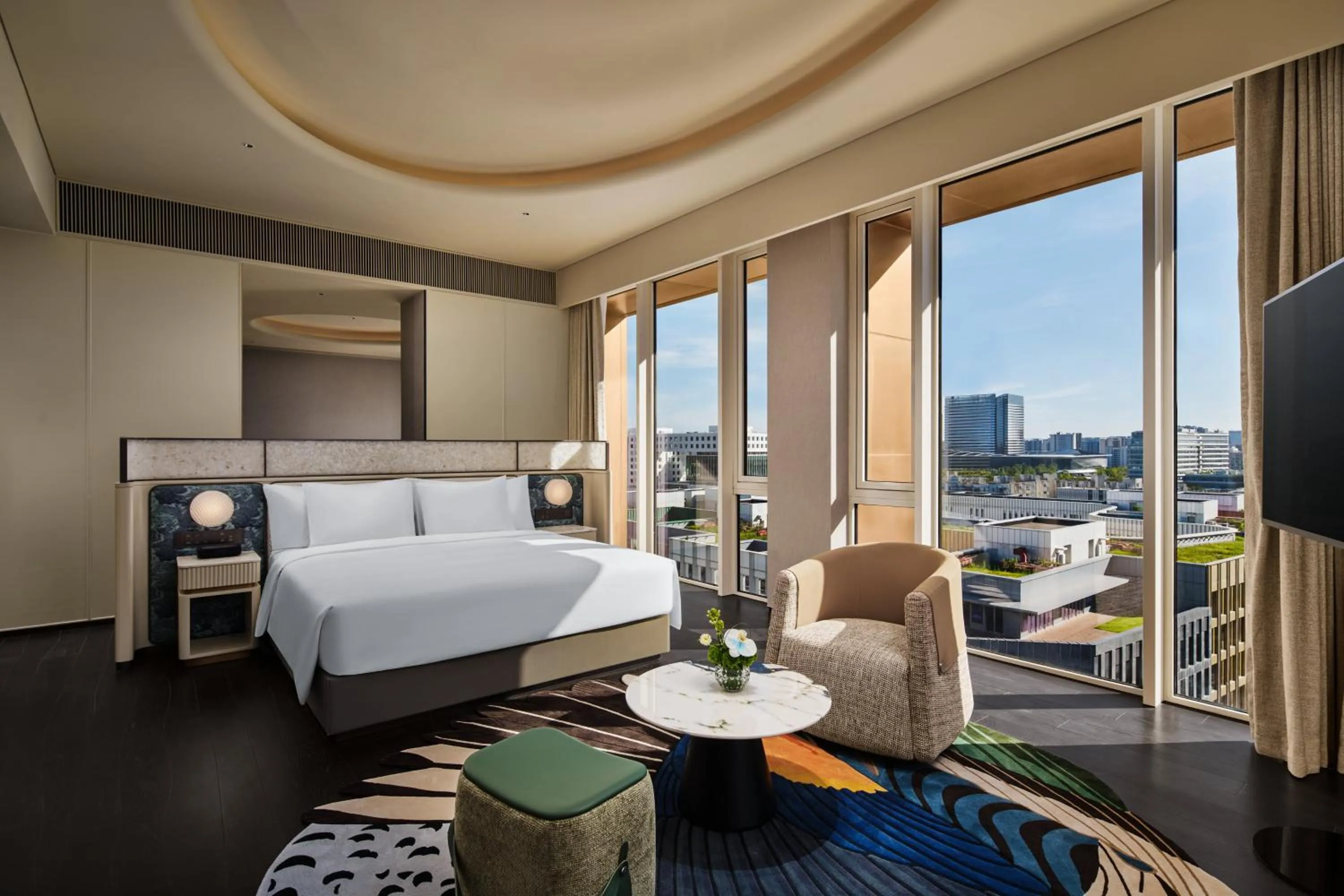 Photo of the whole room, Bed in Hotel Indigo Shanghai Harbour City