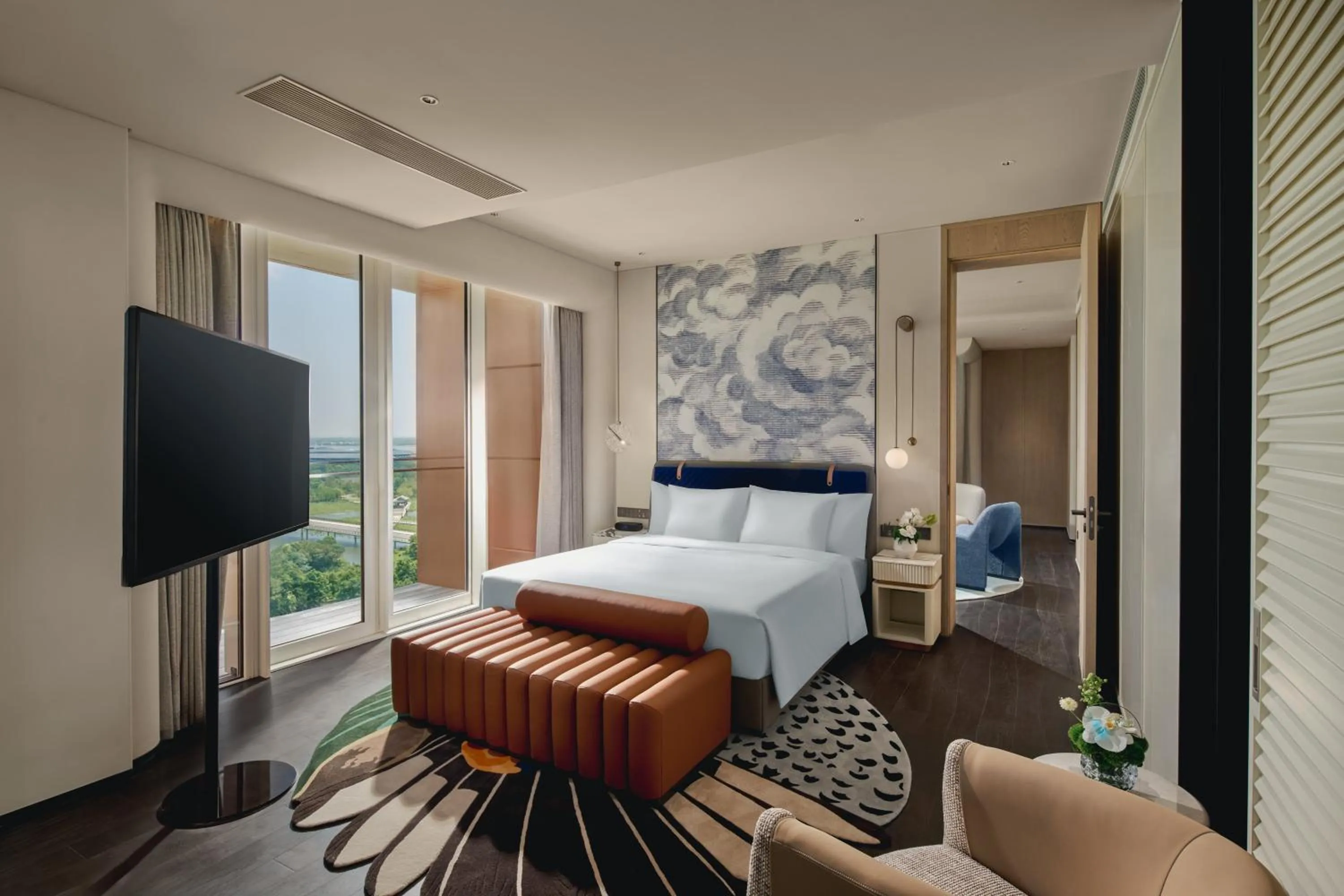 Photo of the whole room, Bed in Hotel Indigo Shanghai Harbour City