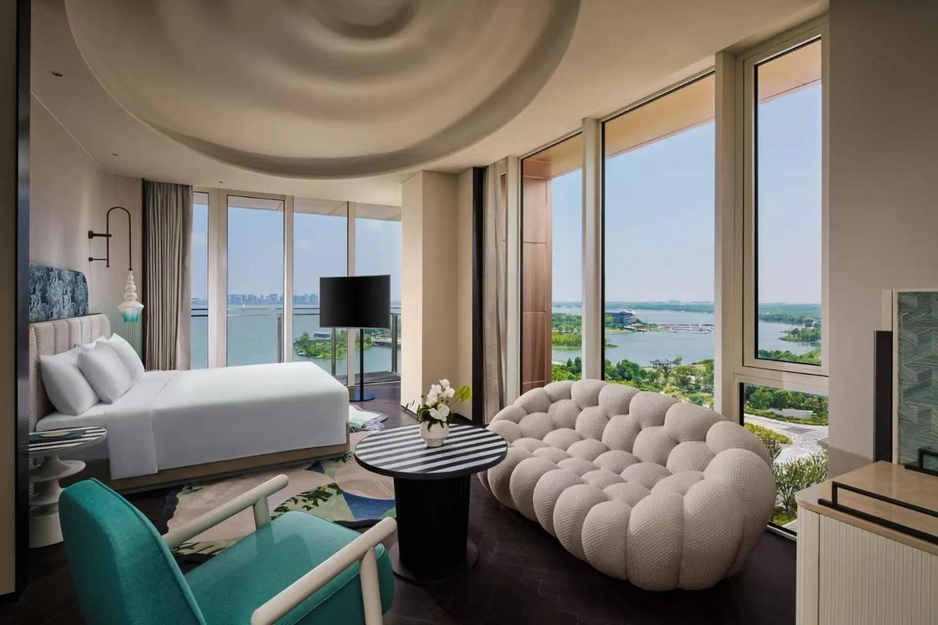 Photo of the whole room, Bed in Hotel Indigo Shanghai Harbour City