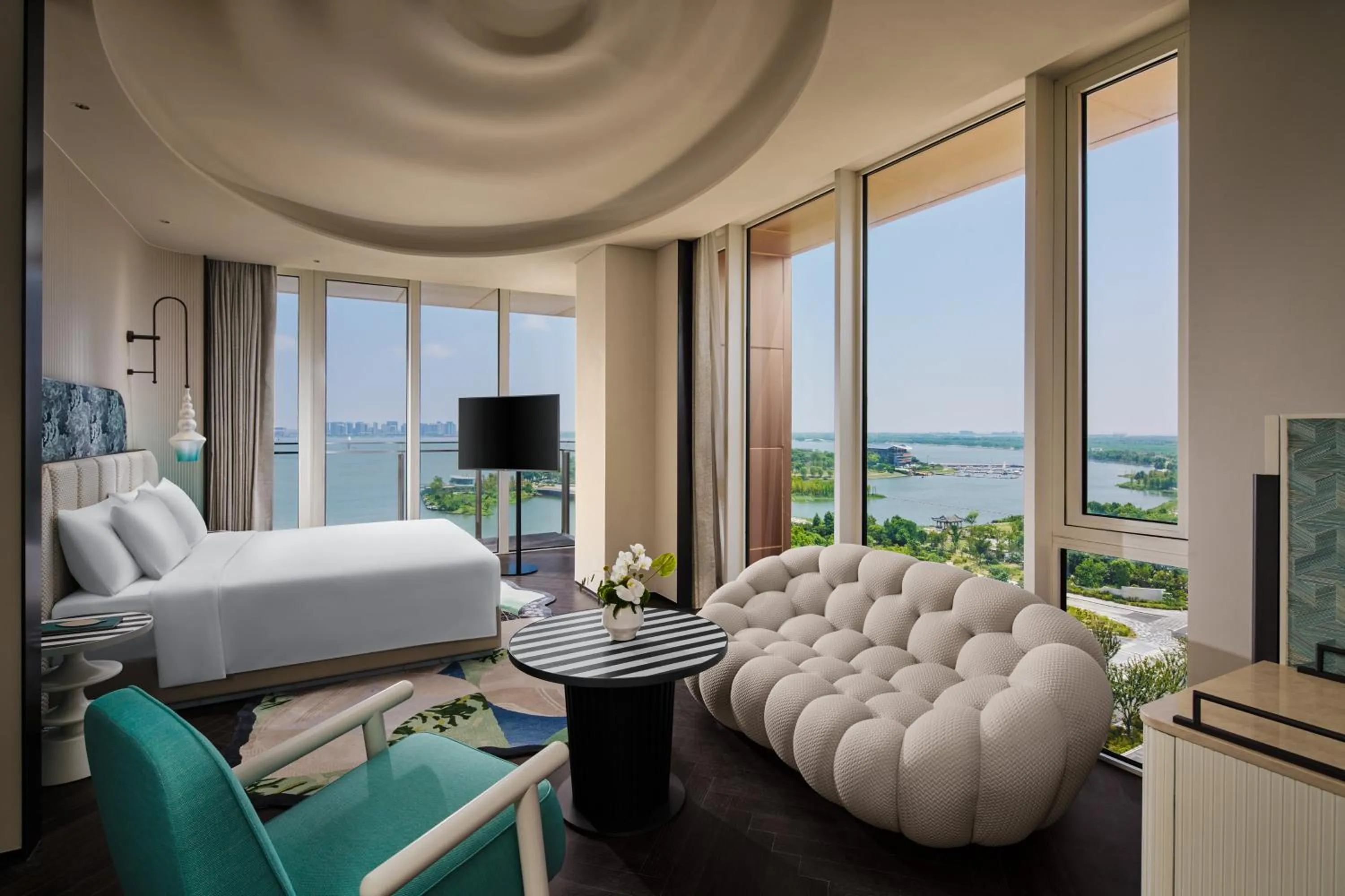 Photo of the whole room, Bed in Hotel Indigo Shanghai Harbour City