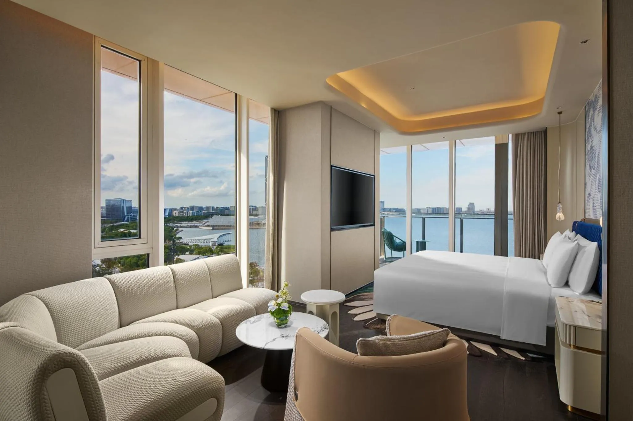 Photo of the whole room, Bed in Hotel Indigo Shanghai Harbour City