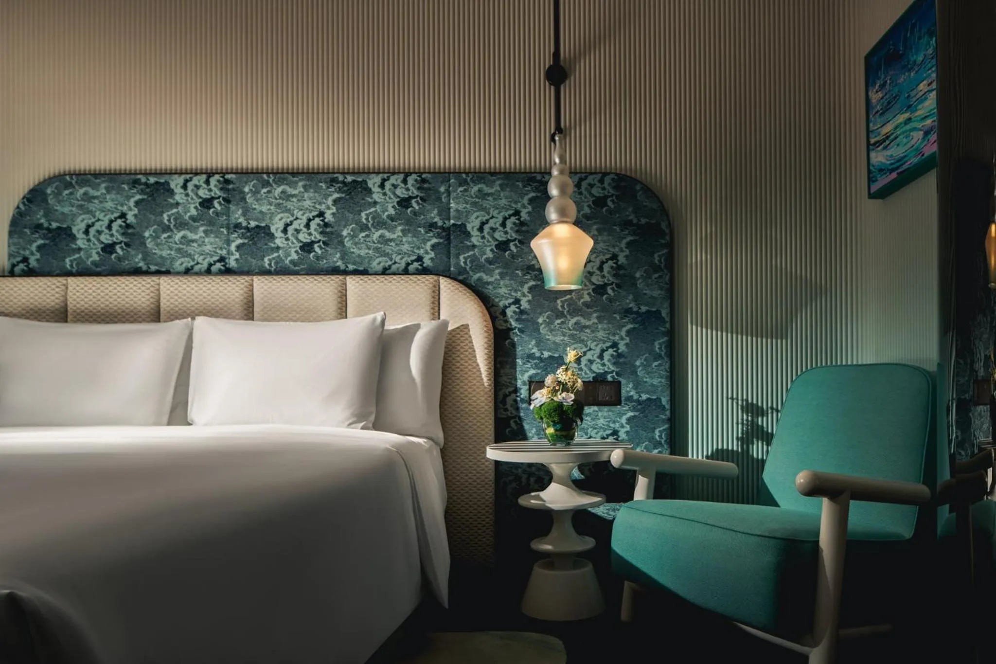 Photo of the whole room, Bed in Hotel Indigo Shanghai Harbour City