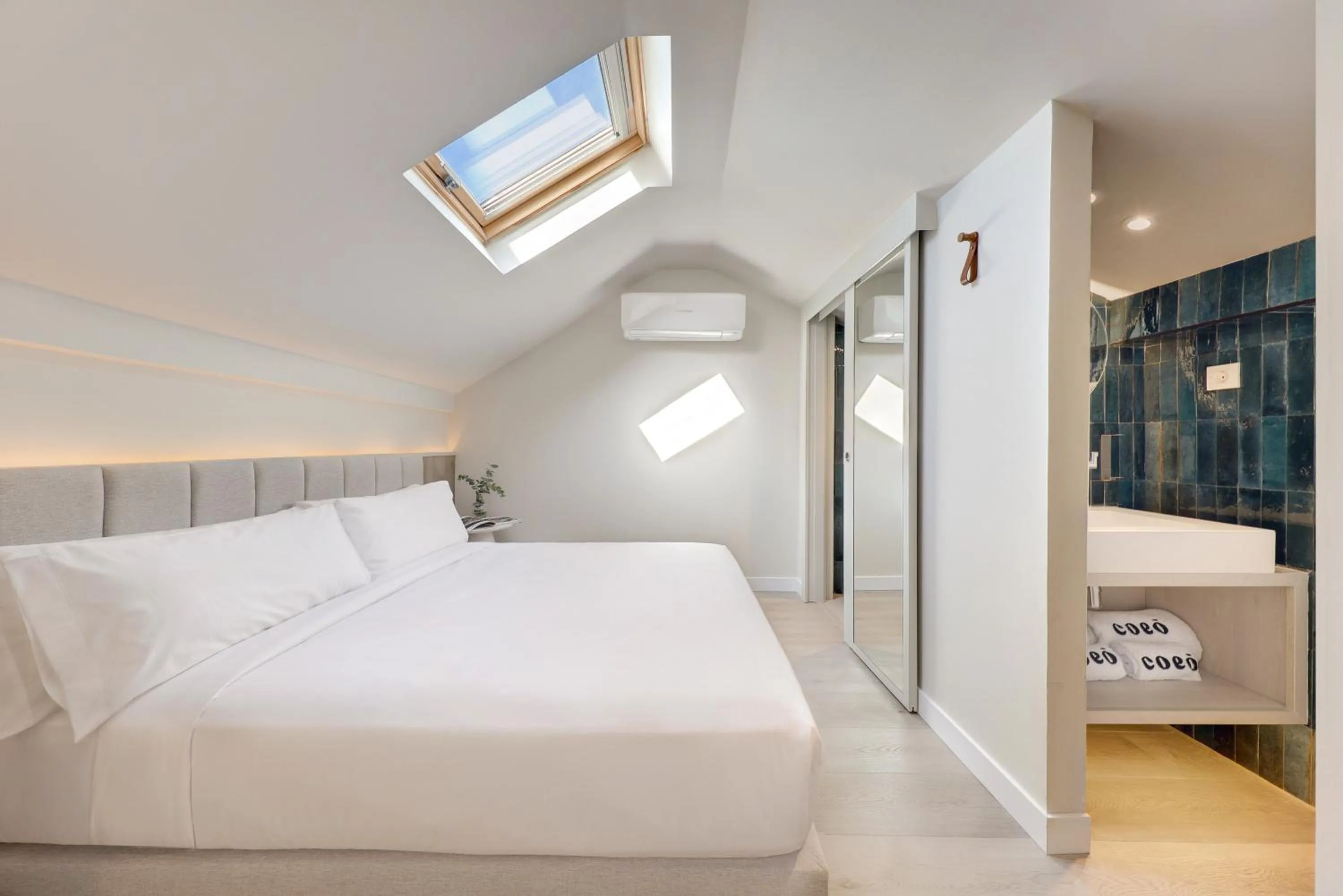 Bedroom, Bed in Coeo Frailes Design Apartments
