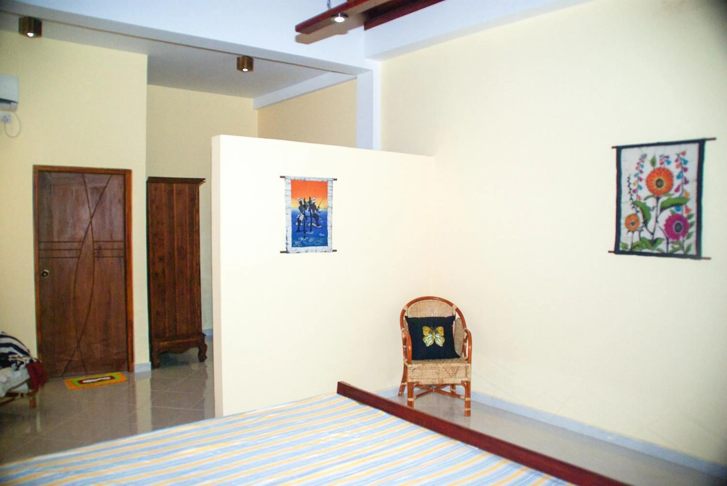 Photo of the whole room, Bed in King Coconut Lodge