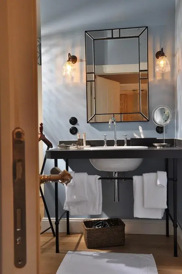 Comfort Double Room in Burg Reichenstein Comfort Double Room in Burg Reichenstein