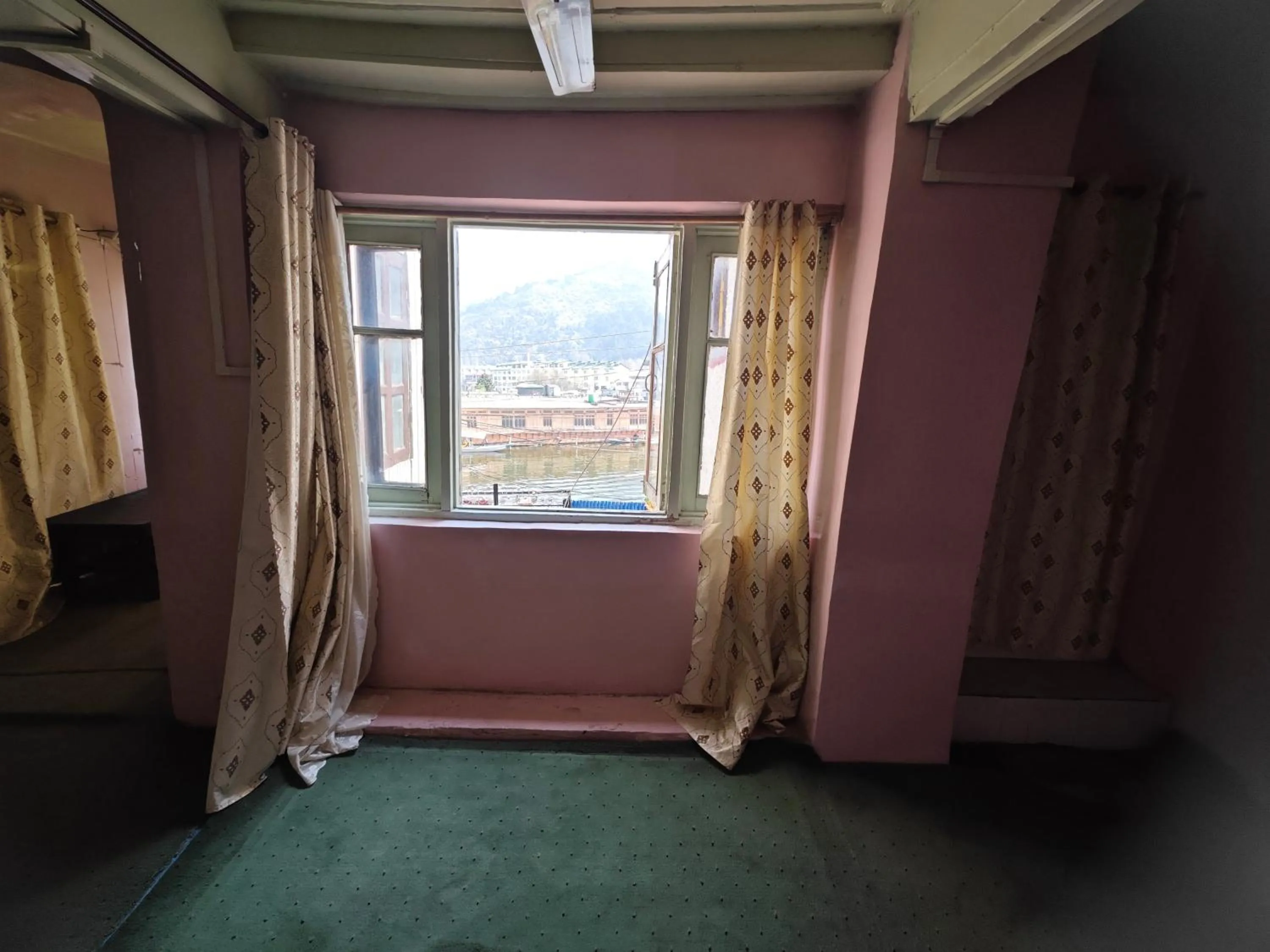 Lake Boulevard Guest House