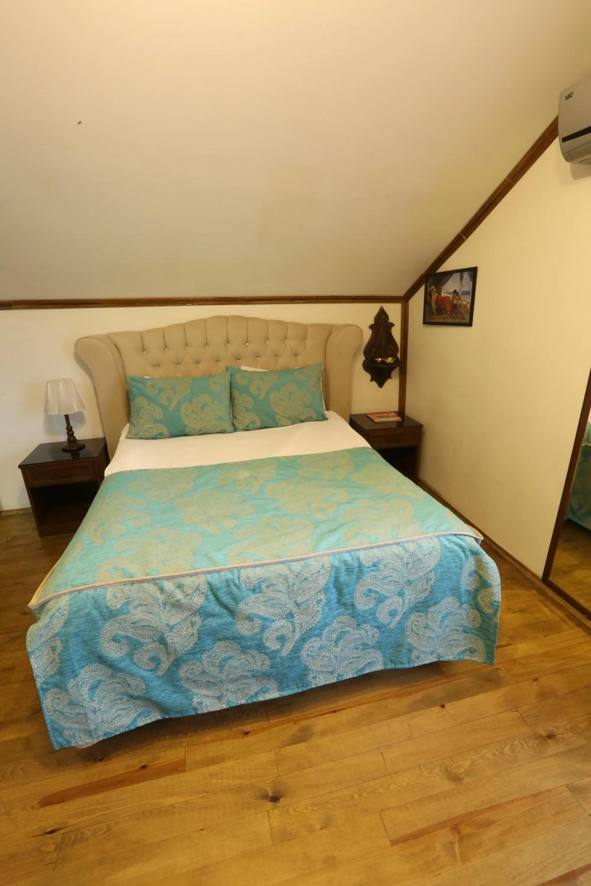 Toilet, Bed in Hotel Ankatra