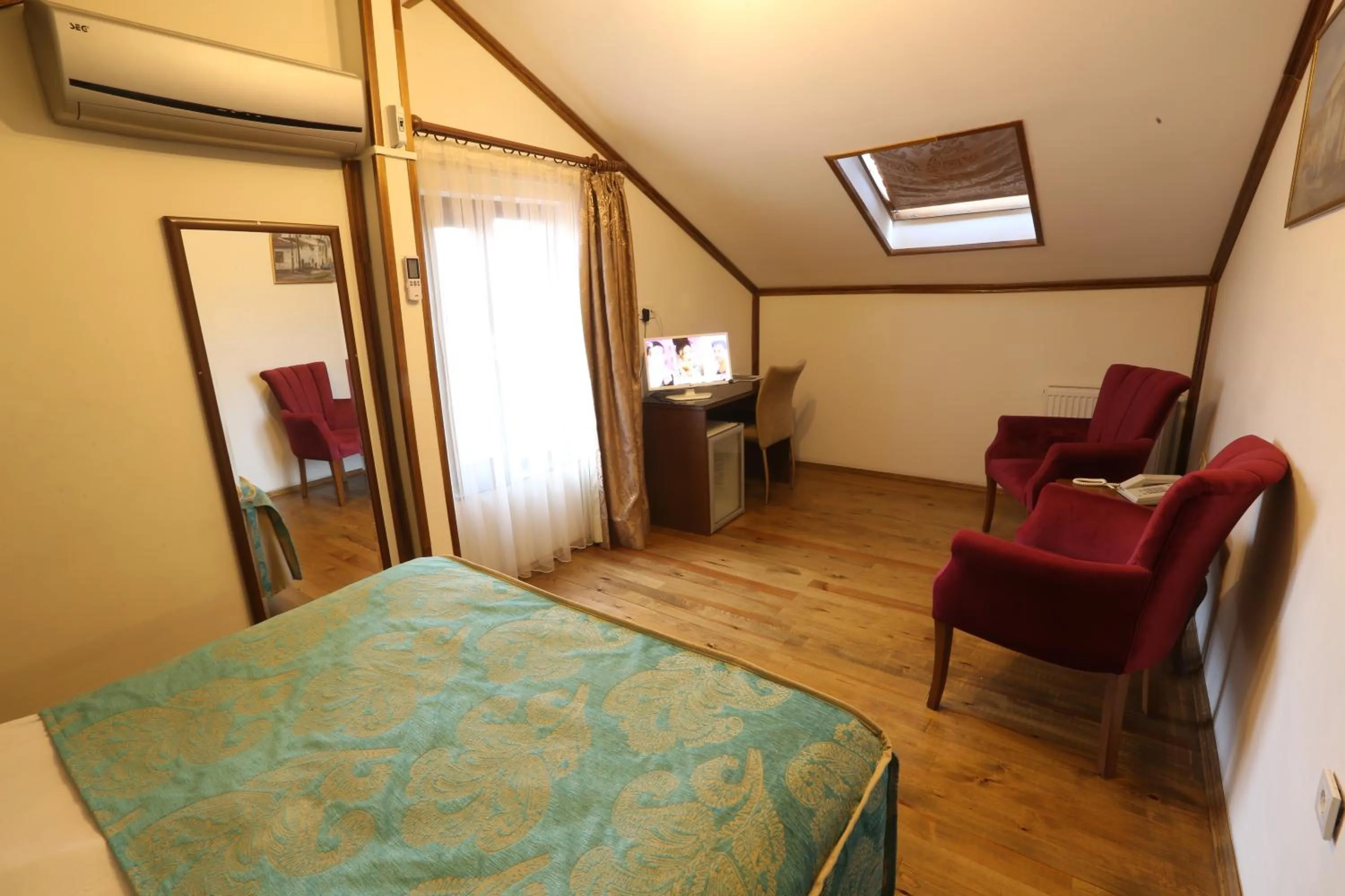 Restaurant/places to eat, Bed in Hotel Ankatra