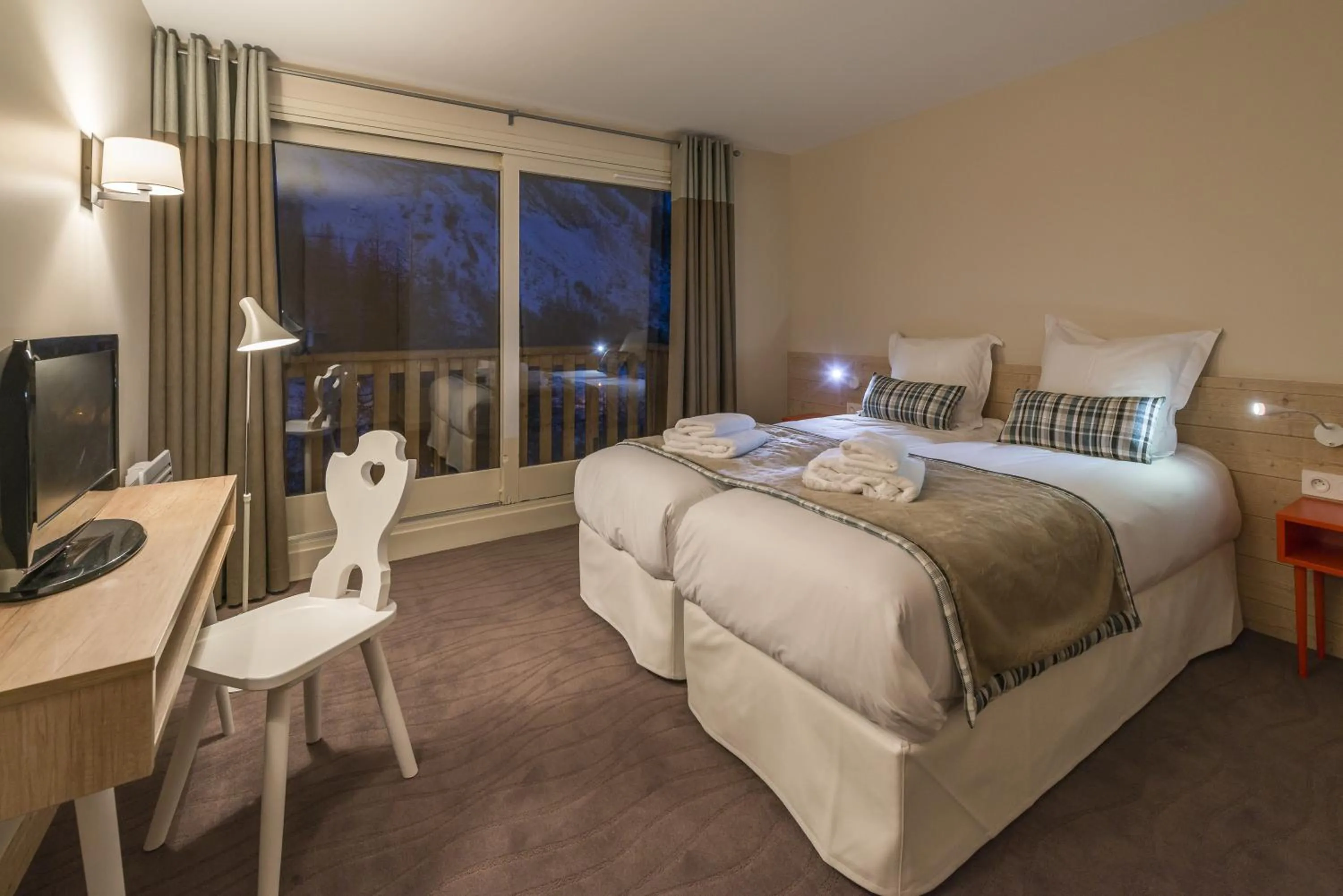 Bedroom, Bed in Les Chalets Du Jardin Alpin